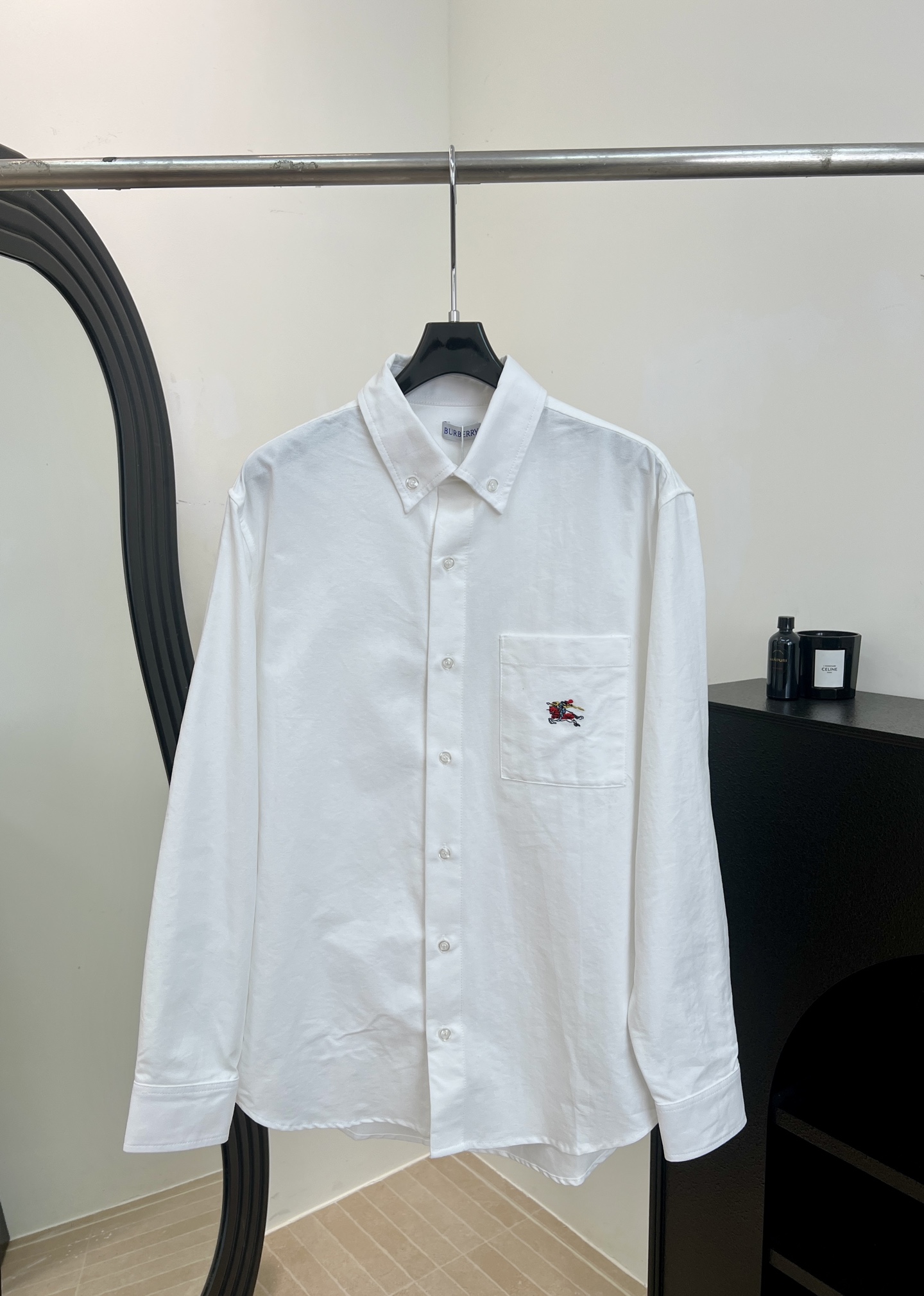 NO:737549,Burberry's new early spring white long-sleeved shirt, made of high-quality cotton, small chest pocket + classic knight embroidery, simple lapel single-breasted design, casual fit, size S M L,,burberry,shirts,19860909Burberry 早春新款 白色长袖衬衫、采用高品质棉料、胸前小口袋＋经典骑士刺绣、简约翻领单排扣设计、休闲版型 码数S M L,,burberry,shirts,,Women's clothing