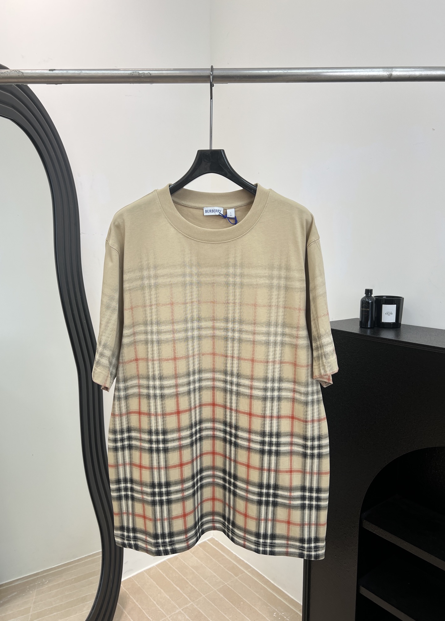 NO:737545,Burberry's new early spring gradient plaid T-shirt, using classic plaid and solid color bottom to blend naturally, made of high-quality cotton, ribbed neckline design, casual fit, same size for men and women, size S M L XL,, burberry, tees, t-shirt,19860909Burberry 早春新款 渐变格纹T恤、采用经典格纹与纯色底自然交融、采用高品质棉料、罗纹领口设计、休闲版型、男女同款 码数S M L XL,,burberry,tees，t-shirt,,Women's clothing