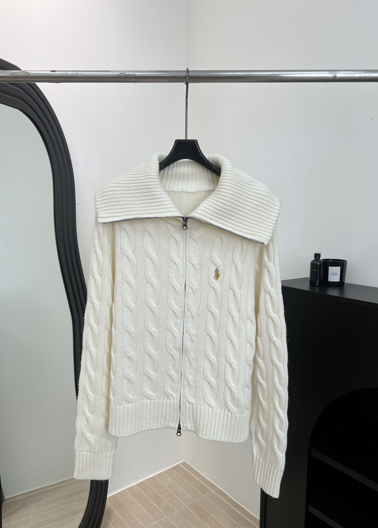 NO:737541,Ralph Lauren's new early spring twist knitted turtleneck cardigan, wool blend material, large lapel + double zipper design, pony embroidery on the chest, full twist texture three-dimensionality, casual fit, size S M L,, loro piana,19860909Ralph Lauren 拉夫劳伦 早春新款 麻花针织高领开衫、羊毛混纺材质、大翻领+双拉链设计、胸前小马刺绣、麻花纹理立体感满满、休闲版型 码数S M L,,loro piana,,Women's clothing