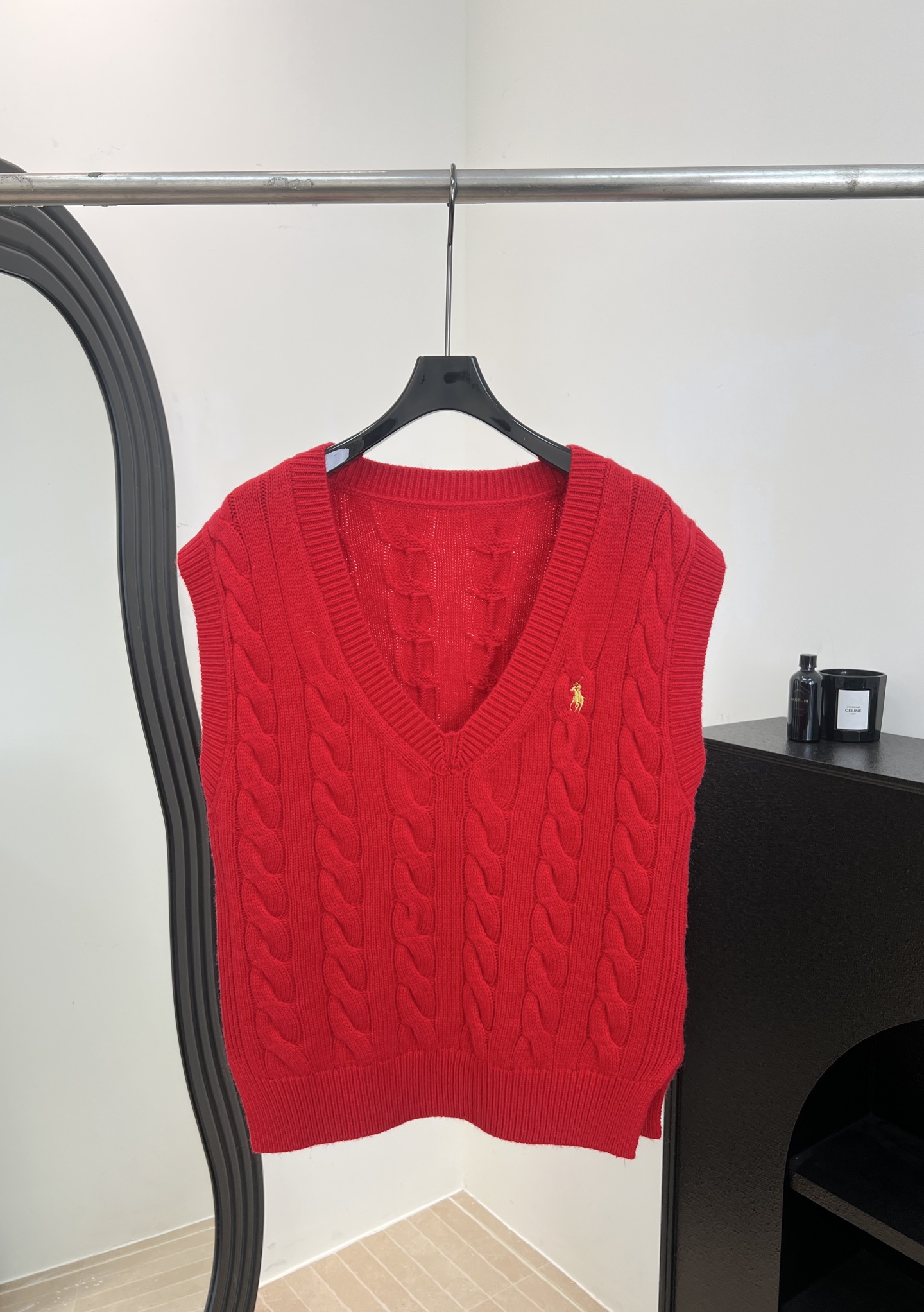 NO:737539,Ralph Lauren Early Spring New Red Cable Knit Vest, V-neck Sleeveless Design, Wool Fabric True Red + Gold Pony Embroidery, Casual Fit Size S M L,, loro piana,19860909Ralph Lauren 拉夫劳伦 早春新款 红色绞花针织马甲、V领无袖设计、羊毛面料正红色+金色小马刺绣、休闲版型 码数S M L,,loro piana,,Women's clothing