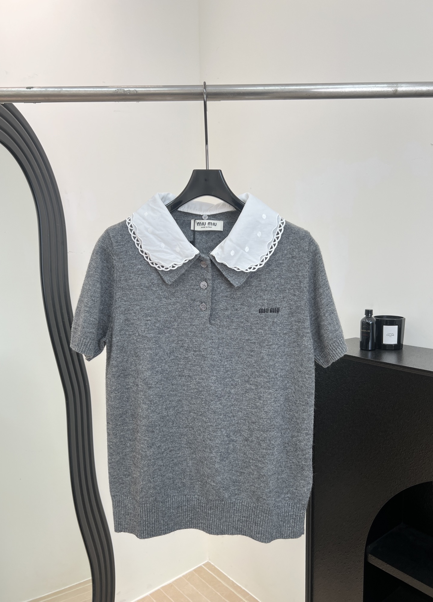 NO:737537,Miu Miu early spring new style knitted short-sleeved doll collar, with detachable white lace doll collar, full of college style, exquisite embroidery on the chest, casual fit, size S M L,,miumiu,T-shirt,19860909Miu Miu 早春新款 娃娃领针织短袖、搭配可拆卸白色蕾丝娃娃领、学院风满满、胸口精致刺绣、休闲版型 码数S M L,,miumiu,T-shirt,,Women's clothing