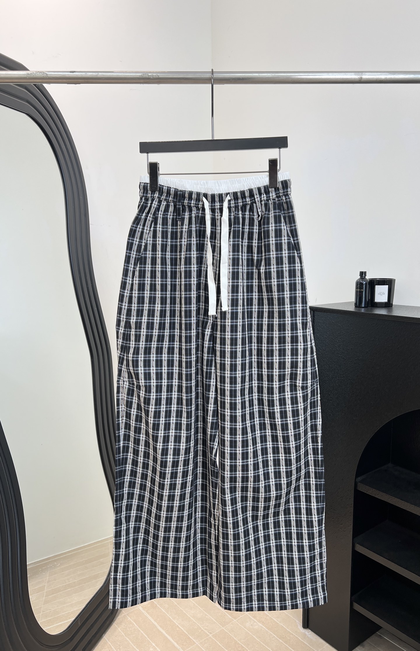 NO:737533,Brand New model for early spring, plaid loose high-waisted straight wide-leg pants, cotton blended material, black and white plaid + drawstring design, loose straight fit, size S M L,,19860909牌 早春新款 格纹宽松高腰直筒阔腿裤、棉混纺材、黑白格纹+抽绳设计、宽松直筒版型 码数S M L,,,Women's clothing
