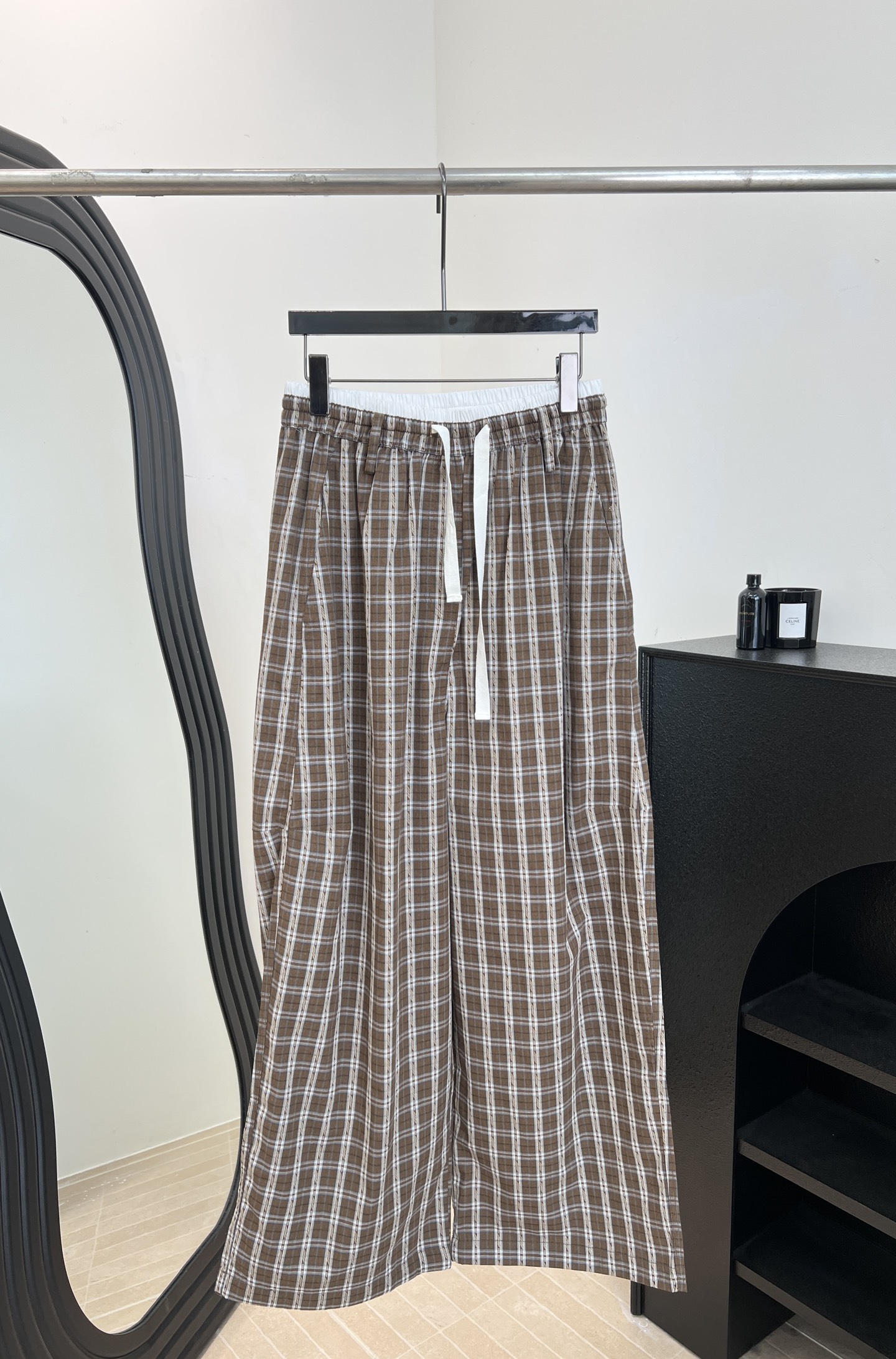 NO:737531,Brand new model for early spring, plaid loose high-waisted straight wide-leg pants, cotton blended material, black and white plaid + drawstring design, loose straight fit, size S M L,,19860909品牌 早春新款 格纹宽松高腰直筒阔腿裤、棉混纺材、黑白格纹+抽绳设计、宽松直筒版型 码数S M L,,,Women's clothing