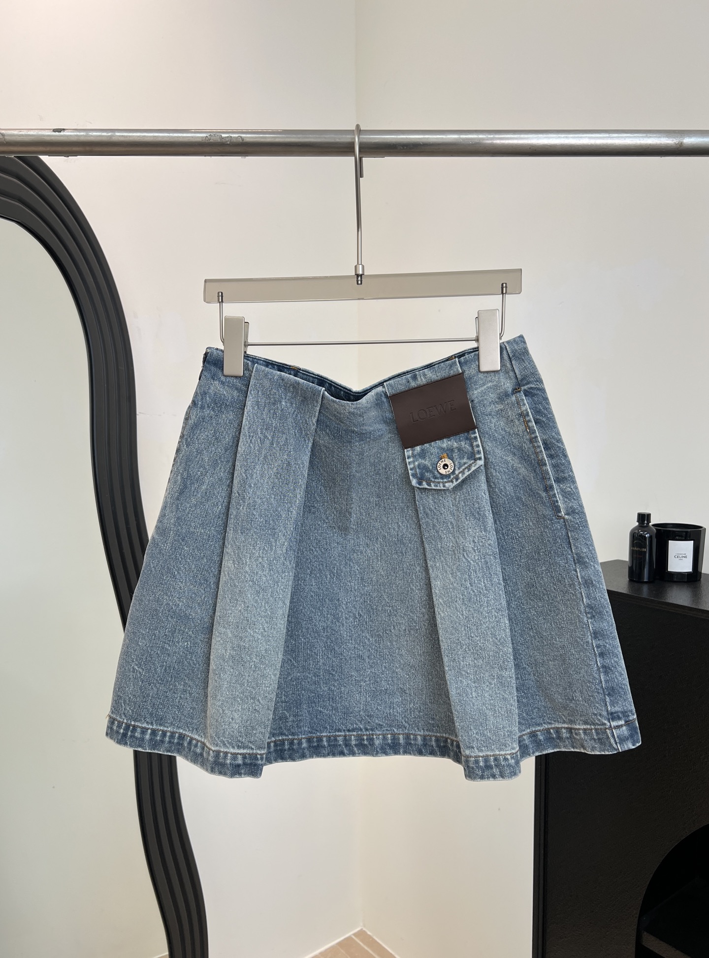 NO:737922,Loewe's new early spring denim A-line skirt, light blue washed denim fabric + leather logo splicing, A-line tailoring to show longer legs, pleated front design for a super layered feel, casual fit, size S M L,,loewe,skirts,19860909Loewe 早春新款 牛仔A字半裙、浅蓝水洗丹宁面料+皮革Logo拼接、A字剪裁显腿长、前片褶皱设计超有层次感、休闲版型 码数S M L,,loewe,skirts,,Women's clothing