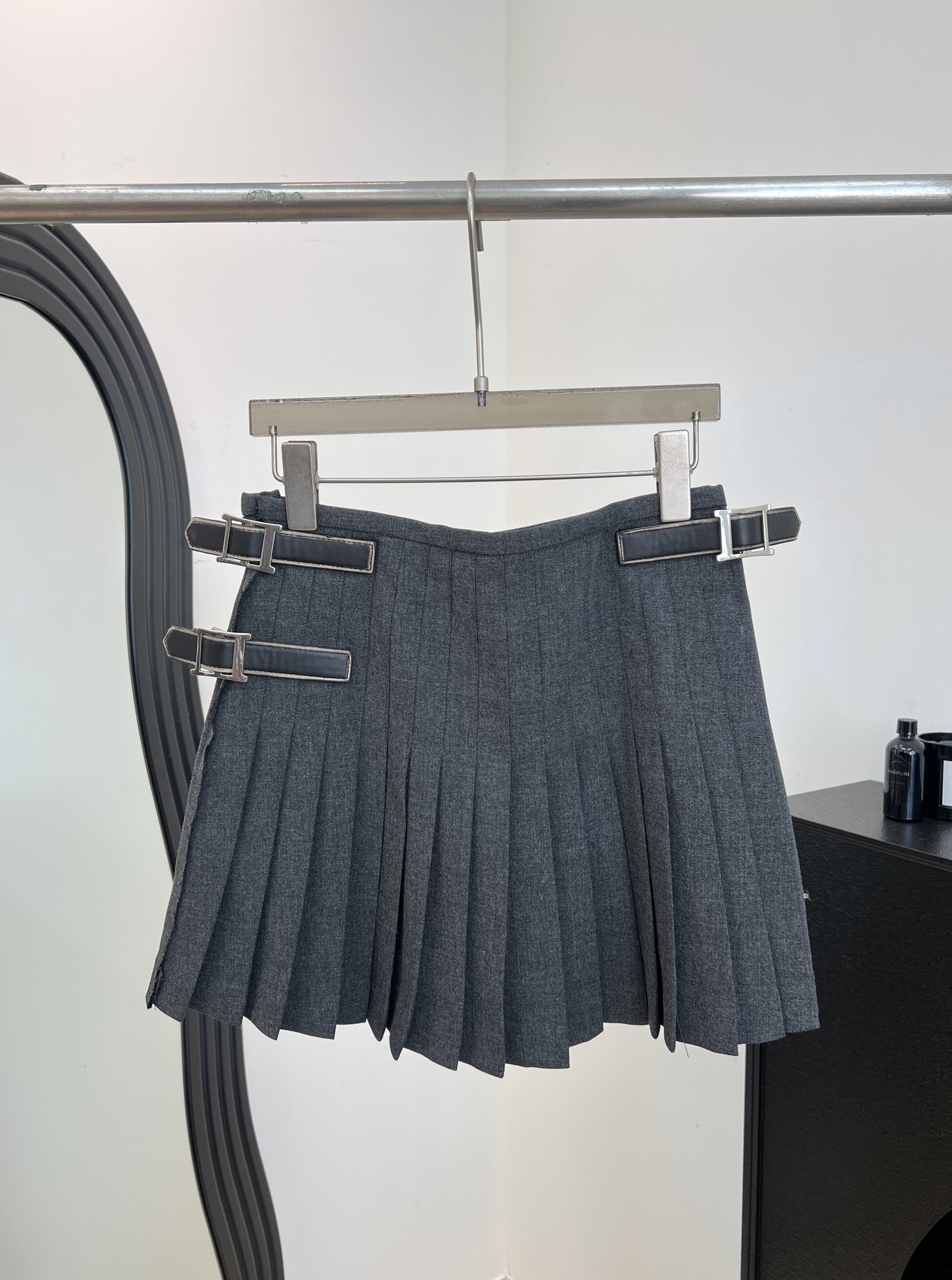 NO:737919,Prada's new early spring style gray wool pleated skirt, worsted wool material, high-waisted A-line version + metal belt buckle, academic style and modern feel, casual version, size S M L,, prada, skirts,19860909Prada 早春新款 灰色羊毛百褶裙、精纺羊毛材质、高腰A字版型+金属皮带扣、学院风和现代感兼、休闲版型 码数S M L,,prada,skirts,,Women's clothing