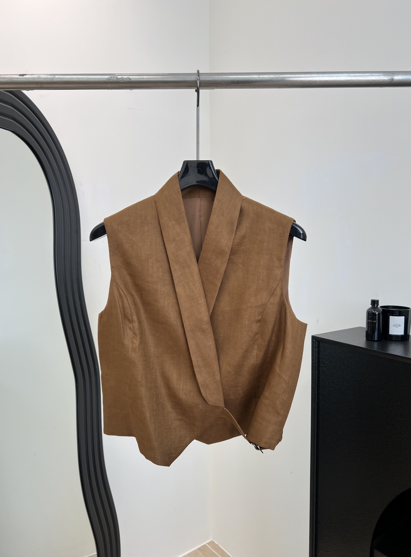 NO:737914,Brunello Cucinelli BC Early Spring New Caramel Linen Vest, Linen Material, Light and Breathable, Sleeveless Short Style + Wide Lapel, Casual Fit Size S M L,, brunello cucinelli,19860909Brunello Cucinelli BC 早春新款 焦糖色亚麻马甲、亚麻材质、轻盈透气、无袖短款+宽大翻领、休闲版型 码数S M L,,brunello cucinelli,,Women's clothing