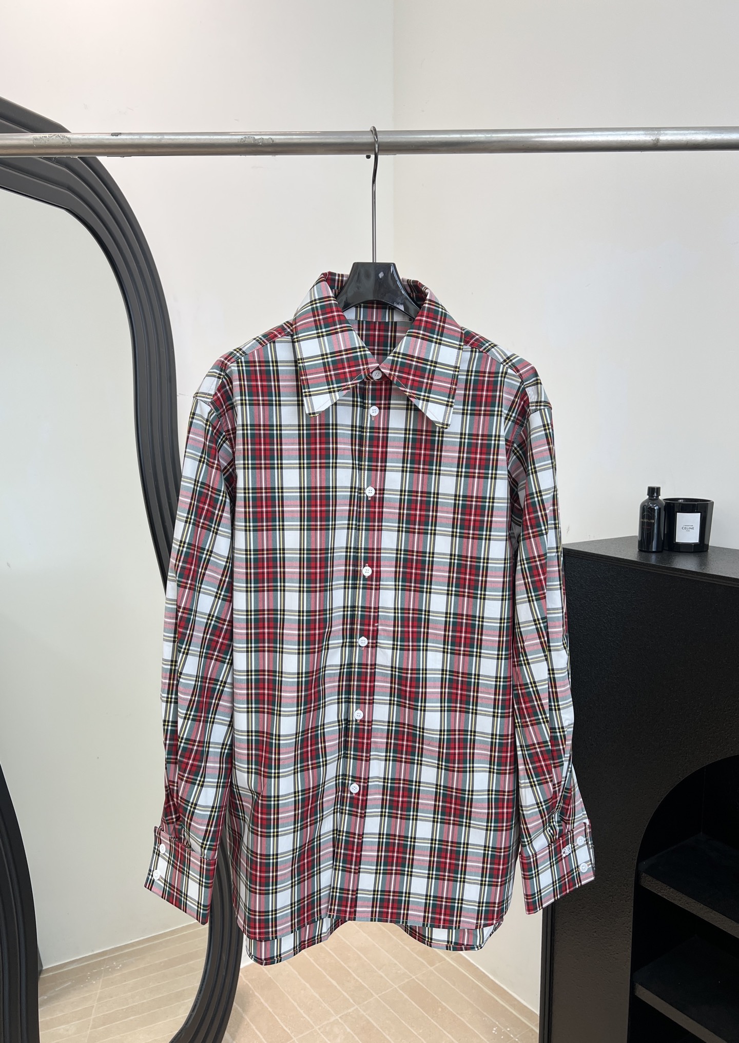NO:737908,Celine's new early spring red and white plaid shirt, classic red and white plaid + small stand-up collar design, soft and breathable cotton material, Oversize version, casual version, size S M L,,celine,versace,shirts,19860909Celine 早春新款 红白格纹衬衫、经典红白格纹+小立领设计、棉布材质柔软透气、Oversize版型、休闲版型 码数S M L,,celine,versace,shirts,,Women's clothing