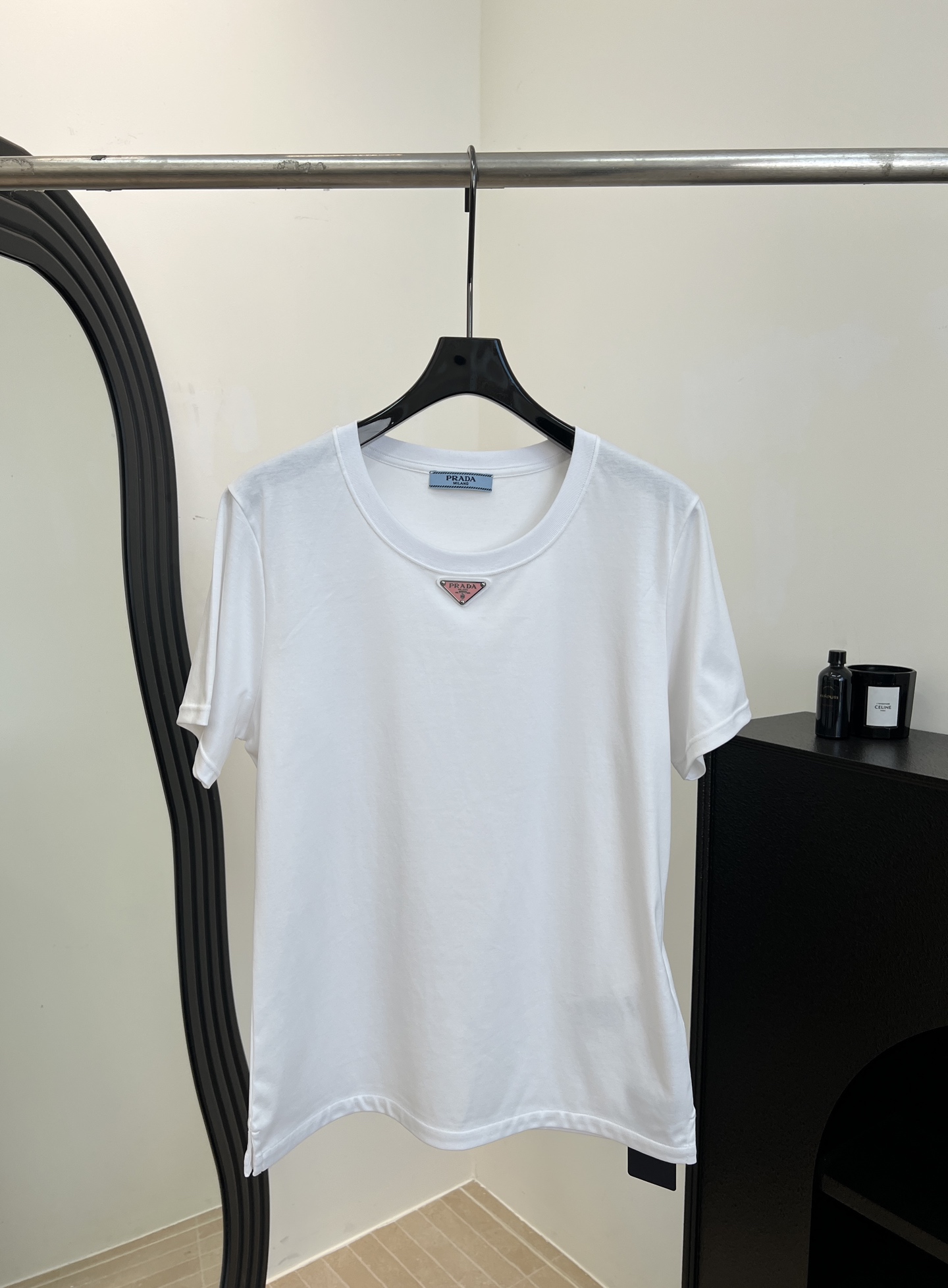 NO:738344,Prada spring and summer new style mercerized double-sided short-sleeved T-shirt, made of 60-count mercerized fabric, embellished with the brand prada triangle badge on the front collar, details with chips, handbag, casual fit, elastic fabric, size SMLXL, prada, T-shirt, tees, t-shirt,19860909Prada 春夏新款 丝光双面短袖T恤、采用60支丝光面料、前领中点缀品牌prada三角形徽章、 细节带芯片、有手提袋、休闲版型 面料有弹性 码数SMLXL,,prada,T-shirt,tees，t-shirt,,Women's clothing