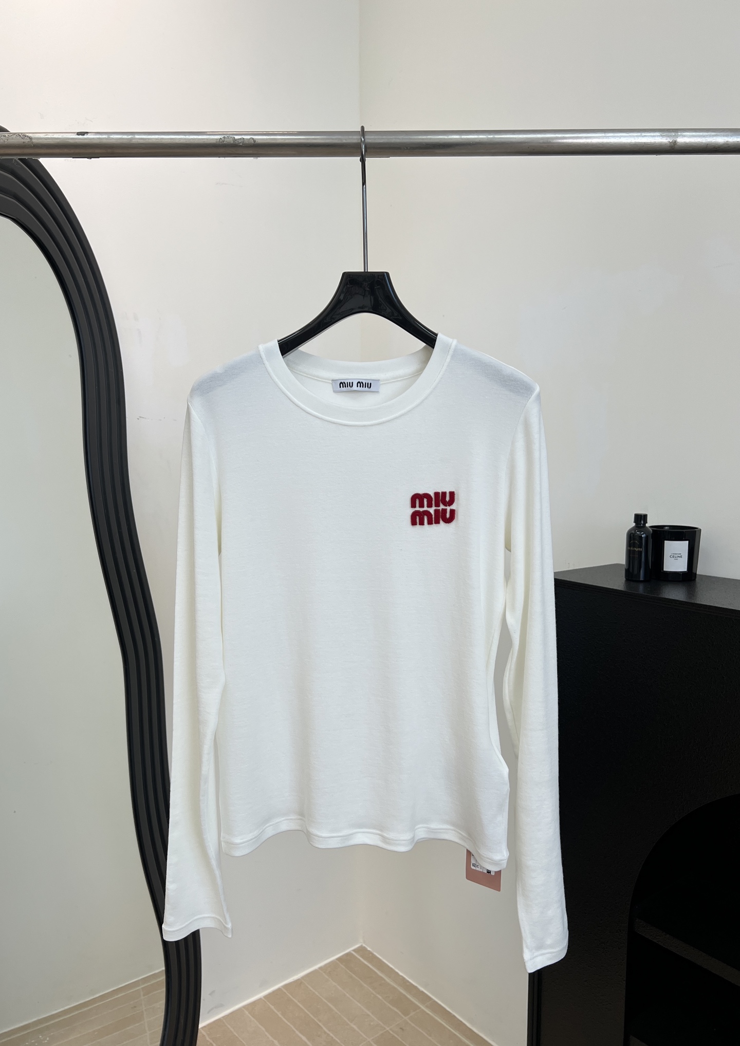 NO:738341,MIUMIU spring and summer new style cashmere bottoming sweater for the Year of the Horse, soft fufu cashmere fabric, soft and waxy to wear next to the body, red miumiu logo three-dimensional embroidery on the chest, casual fit, elastic fabric details with chips, counter handbag size SML,,miumiu,19860909MIUMIU 春夏新款 马年新年款羊绒打底衫、软fufu的羊绒面料、贴身穿软软糯糯、胸口的红色miumiu logo立体刺绣、休闲版型、面料有弹性 细节带芯片、专柜手提袋 码数SML,,miumiu,,Women's clothing