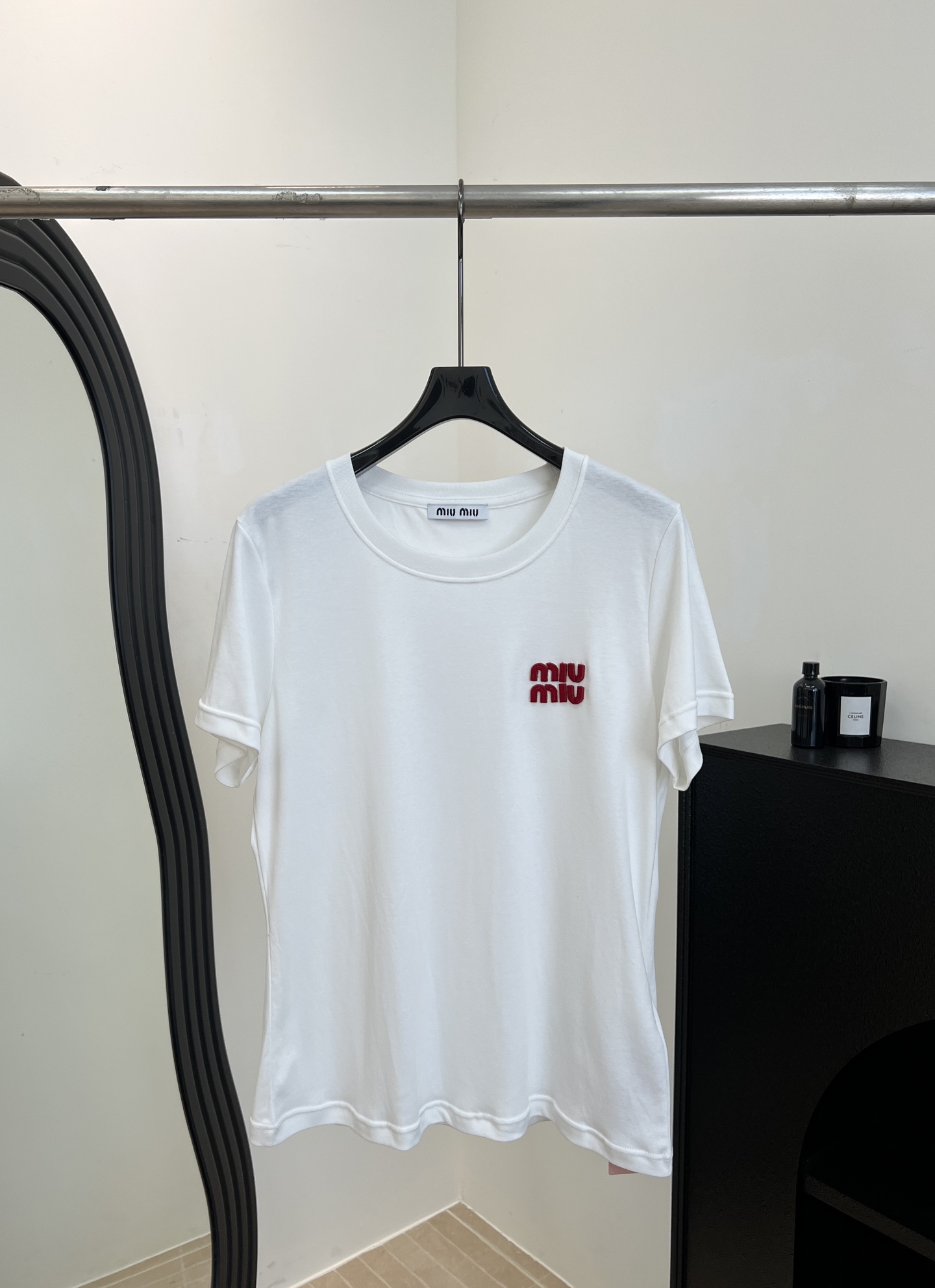 NO:738338,MIUMIU Spring and Summer New Year of the Horse New Year style double-sided mercerized short-sleeved T-shirt, made of 60-count mercerized fabric, red miumiu logo three-dimensional embroidery on the chest, casual fit, elastic fabric details with chips, counter handbag size SMLXL,, miumiu, T-shirt,19860909MIUMIU 春夏新款 马年新年款双面丝光短袖T、采用60支丝光面料、胸口的红色miumiu logo立体刺绣、休闲版型、面料有弹性 细节带芯片、专柜手提袋 码数SMLXL,,miumiu,T-shirt,,Women's clothing