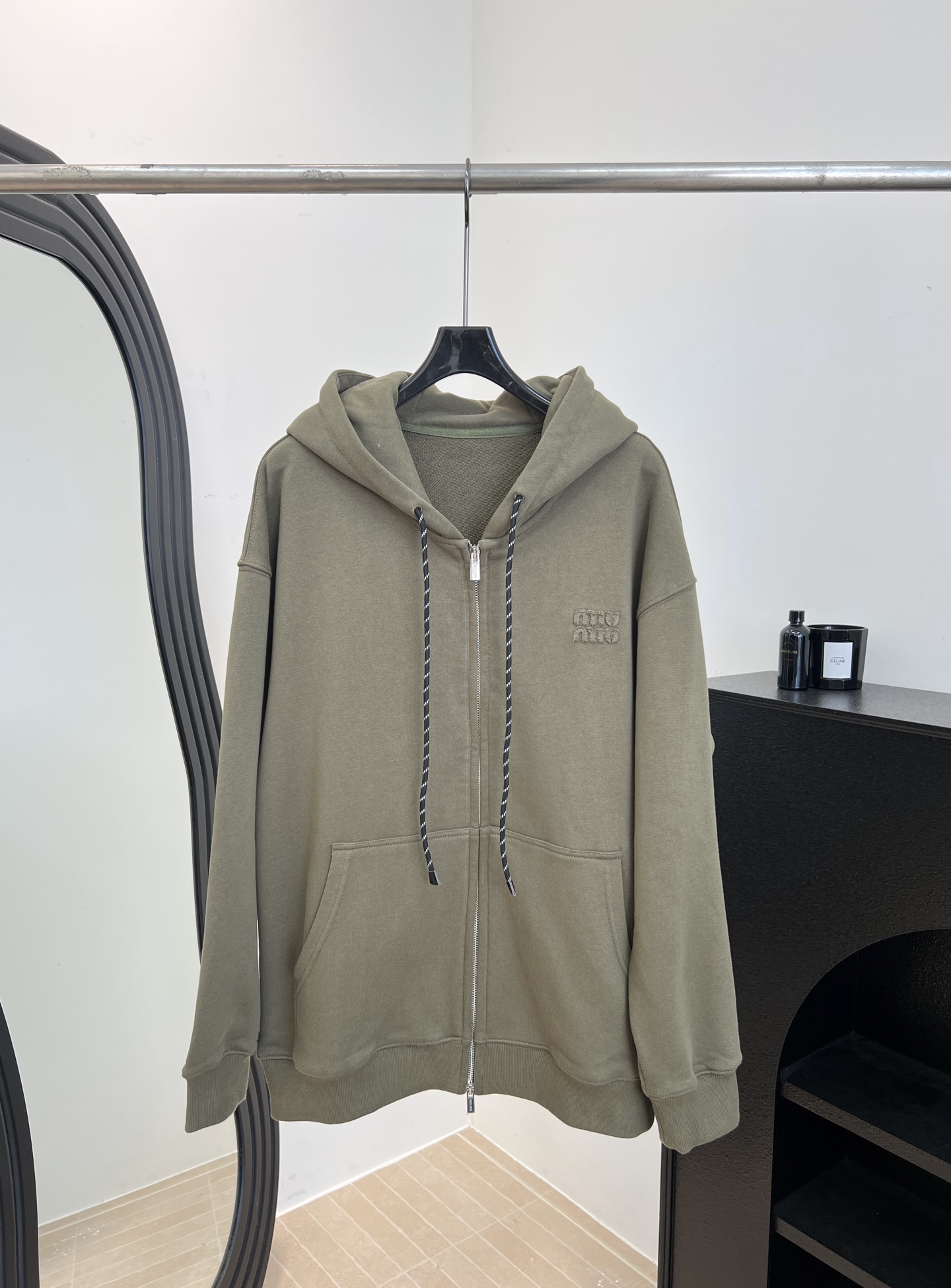 NO:733081,Miu Miu early spring new style olive green hooded guard, metal zipper + letter embroidered logo, practical drawstring hood, low saturation olive green, retro and high-end, loose fit, size S M L,,miumiu,hats,19860909Miu Miu 早春新款 橄榄绿连帽卫、金属拉链+字母刺绣徽标、抽绳连帽实用、低饱和橄榄绿,复古又显高级、宽松版型 码数S M L,,miumiu,hats,,Women's clothing