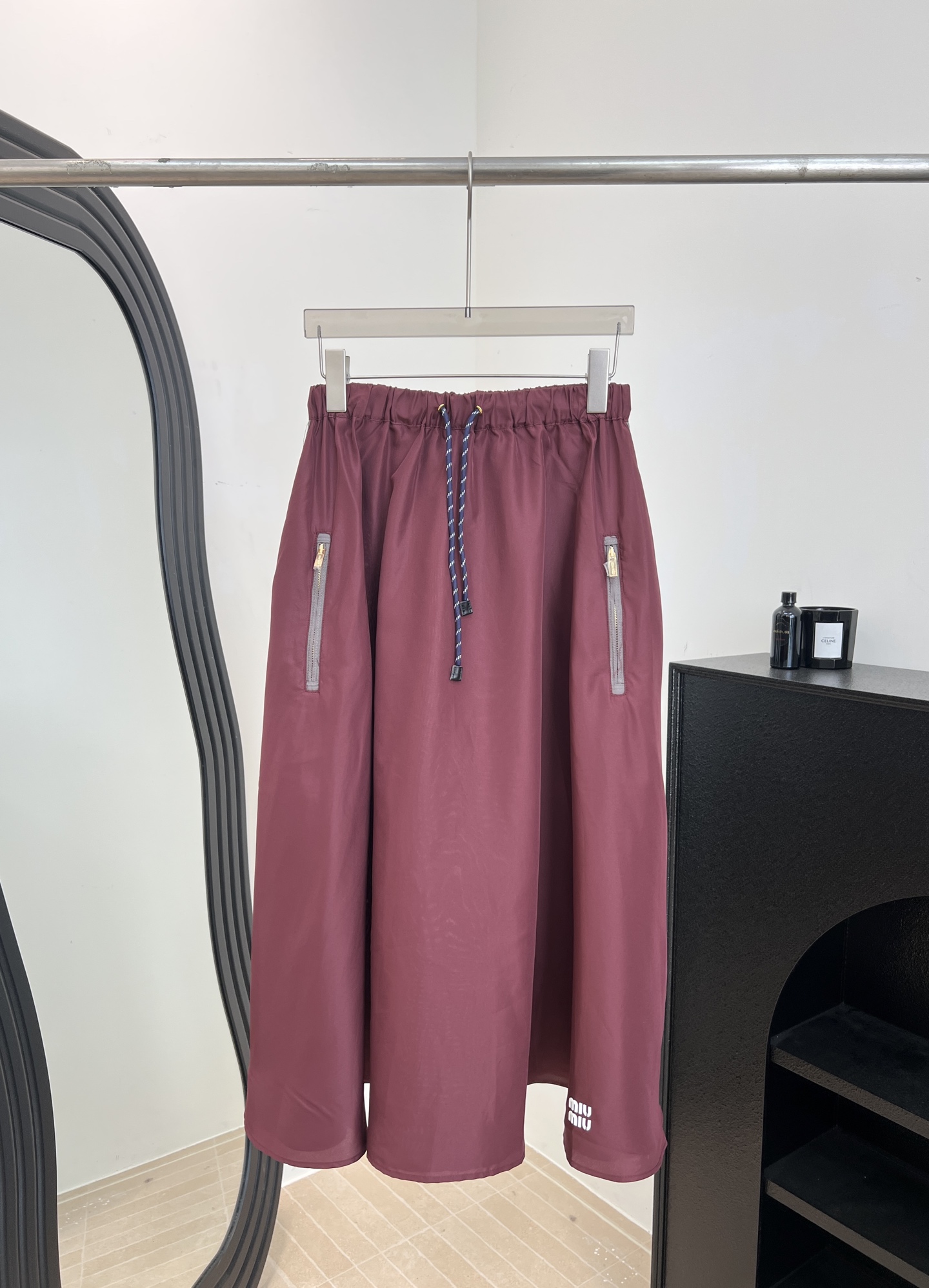 NO:738335,Miu Miu early spring new style burgundy nylon skirt, high waist drawstring design + zipper pockets on both sides, A-line skirt to modify the leg shape, brand print on the lower right corner, casual fit, size S M L,,miumiu,skirts,19860909Miu Miu 早春新款 酒红色尼龙半裙、高腰抽绳设计+两侧拉链口袋、A字裙摆修饰腿型、右下角品牌印花、休闲版型 码数S M L,,miumiu,skirts,,Women's clothing