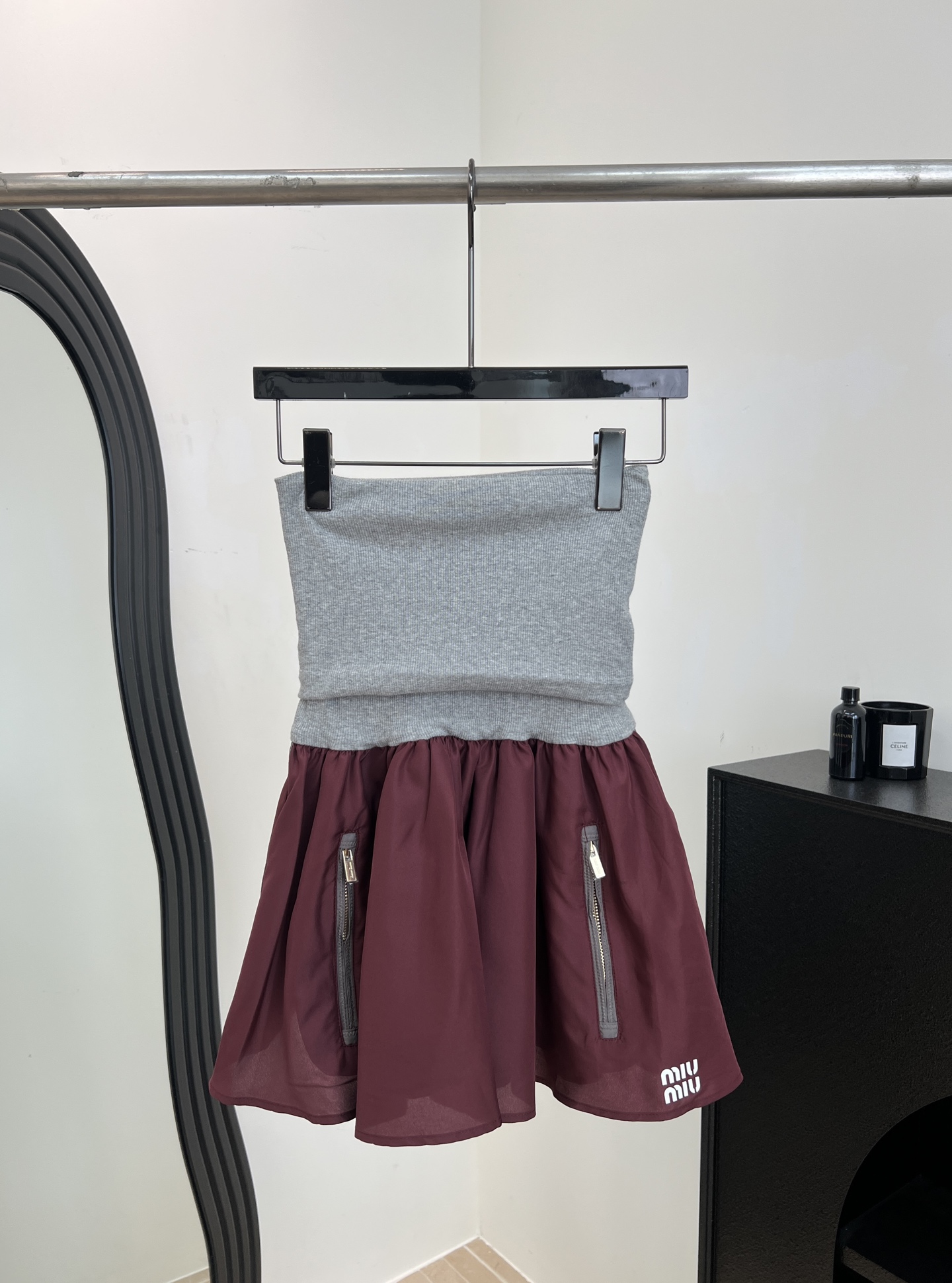 NO:738332,Miu Miu early spring new style burgundy mini tube top skirt, double zipper pocket design with super detail, brand logo printed on the skirt, high waist cut, casual fit, size S M L,,miumiu,skirts,19860909Miu Miu 早春新款 酒红色迷你抹胸半身裙、双拉链口袋设计超有细节感、裙摆印有品牌标志、高腰剪裁、休闲版型 码数S M L,,miumiu,skirts,,Women's clothing
