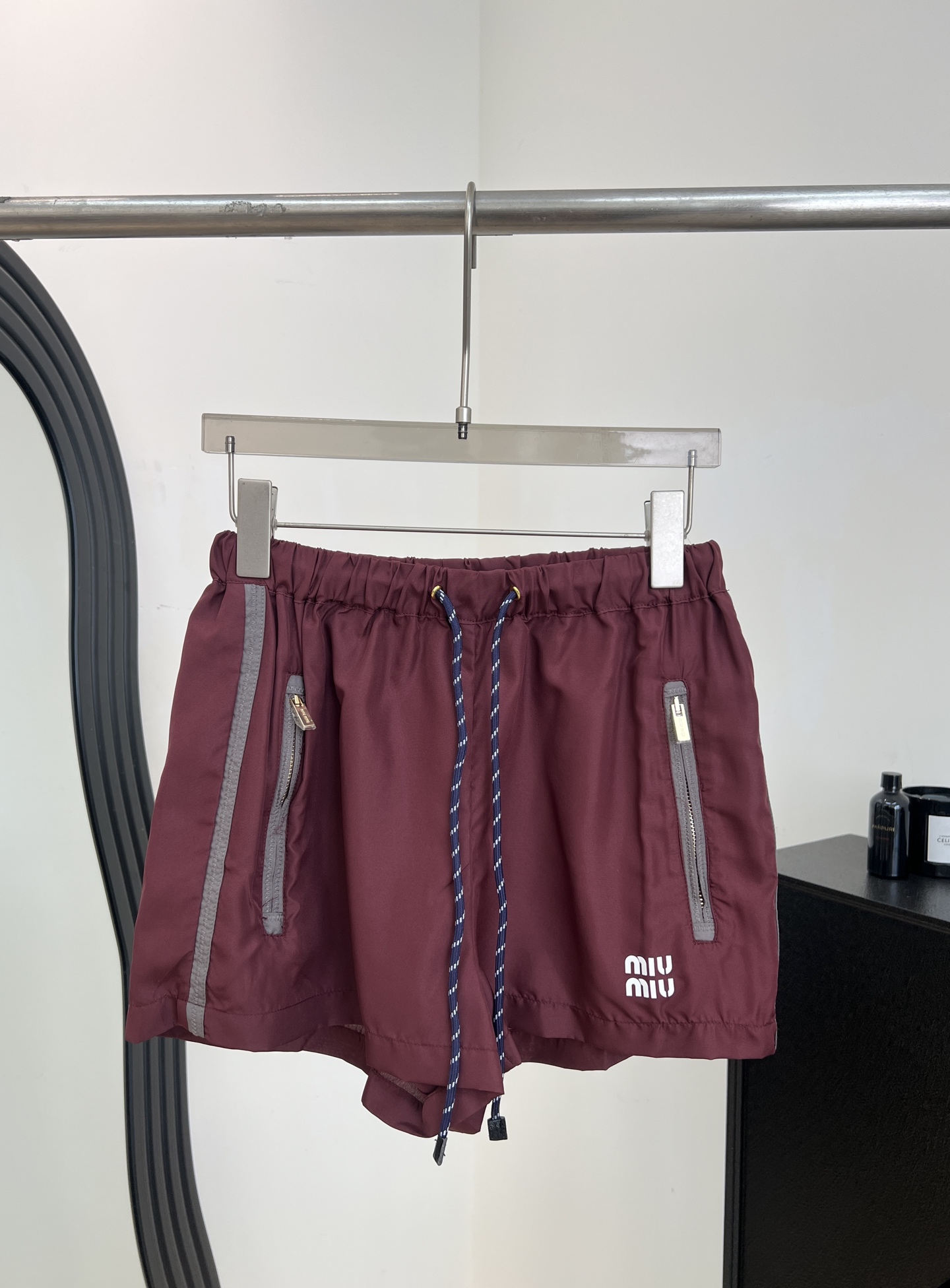 NO:738329,Miu Miu new style for early spring, burgundy nylon shorts, lightweight nylon material, loose A-line fit + contrasting drawstring, metal zipper pocket, casual fit, size S M L,,miumiu,shorts,19860909Miu Miu 早春新款 酒红色尼龙短裤、轻量尼龙材质、宽松A字版型+撞色抽绳、金属拉链口袋、休闲版型 码数S M L,,miumiu,shorts,,Women's clothing