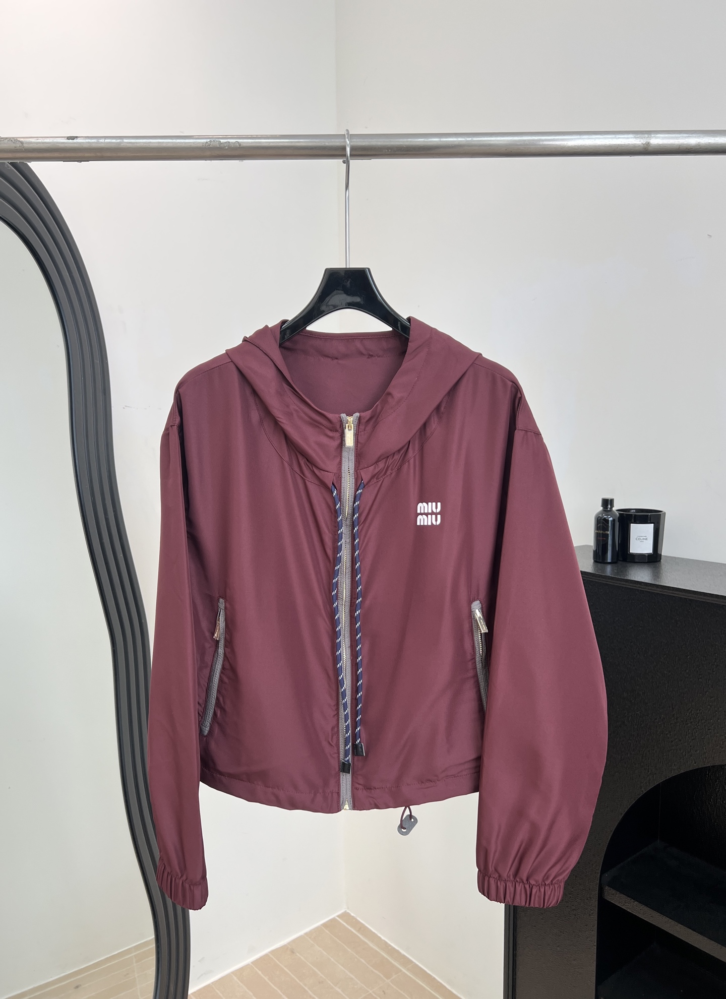 NO:738326,Miu Miu new early spring burgundy nylon jacket, lightweight windproof drawstring + elastic cuff design, retro burgundy super elegant, casual fit, size S M L,,miumiu,jackets & coats,jackets & coats,19860909Miu Miu 早春新款 酒红色尼龙夹克外套、轻便防风抽绳+弹力袖口设计、复古酒红色超显气质、休闲版型 码数S M L,,miumiu,jackets & coats,jackets & coats,,Women's clothing