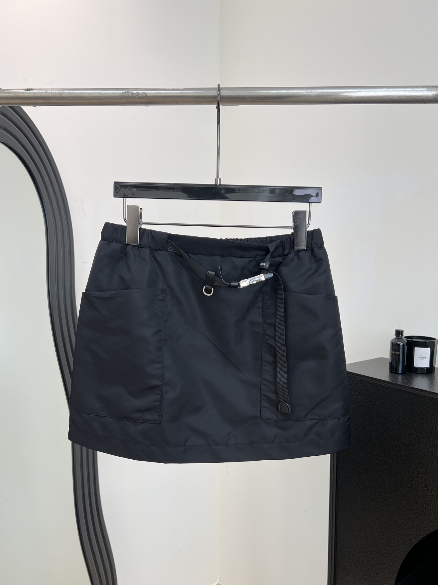 NO:733076,Prada's new early spring workwear-style skirt, made of thin nylon, elastic waist + metal buckle, large pockets on both sides with a workwear atmosphere, casual fit, size S M L,, prada, skirts,19860909Prada 早春新款 工装风半身裙、采用轻薄尼龙、腰部松紧+金属扣带、两侧大口袋超有工装氛围、休闲版型 码数S M L,,prada,skirts,,Women's clothing