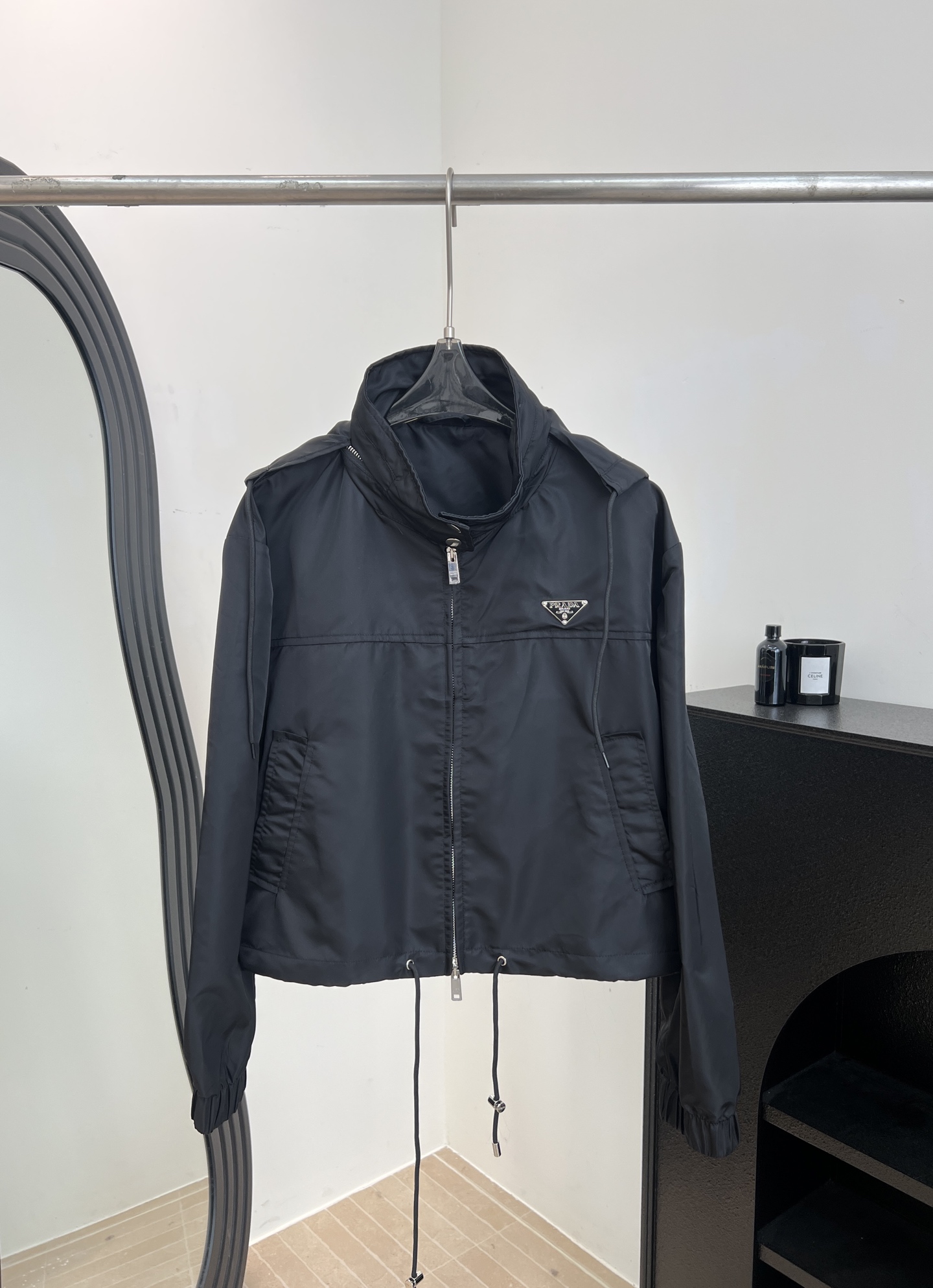 NO:733071,Prada's new early spring nylon stand-up collar jacket, lightweight nylon material, adjustable drawstring hem, hooded stand-up collar + zipper design, stowable hat, inverted triangle logo on the chest, casual fit, size S M L,, prada,jackets & coats,jackets & coats,hats,19860909Prada 早春新款 尼龙立领夹克外套、轻薄尼龙材质、抽绳下摆可调节、连帽立领+拉链设计、帽子可收纳、胸前倒三角Logo、休闲版型 码数S M L,,prada,jackets & coats,jackets & coats,hats,,Women's clothing