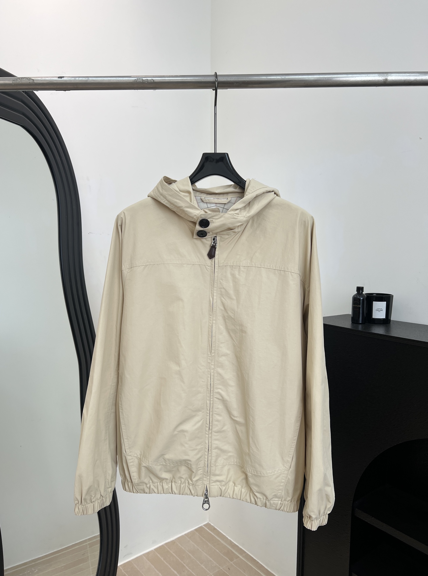 NO:738323,Loro Piana LP early spring new style, lightweight hooded stand-up collar jacket, made of highly breathable cotton fabric, zipper + snap button design, hooded wind and sun protection, elastic cuffs and hem, casual fit, size S M L,,loro piana,loro piana,jackets & coats,jackets & coats,hats,19860909Loro Piana LP 早春新款 轻薄连帽立领夹克外套、采用高透气棉面料、拉链+按扣设计、连帽防风防晒、袖口和下摆松紧收口、休闲版型 码数S M L,,loro piana,loro piana,jackets & coats,jackets & coats,hats,,Women's clothing