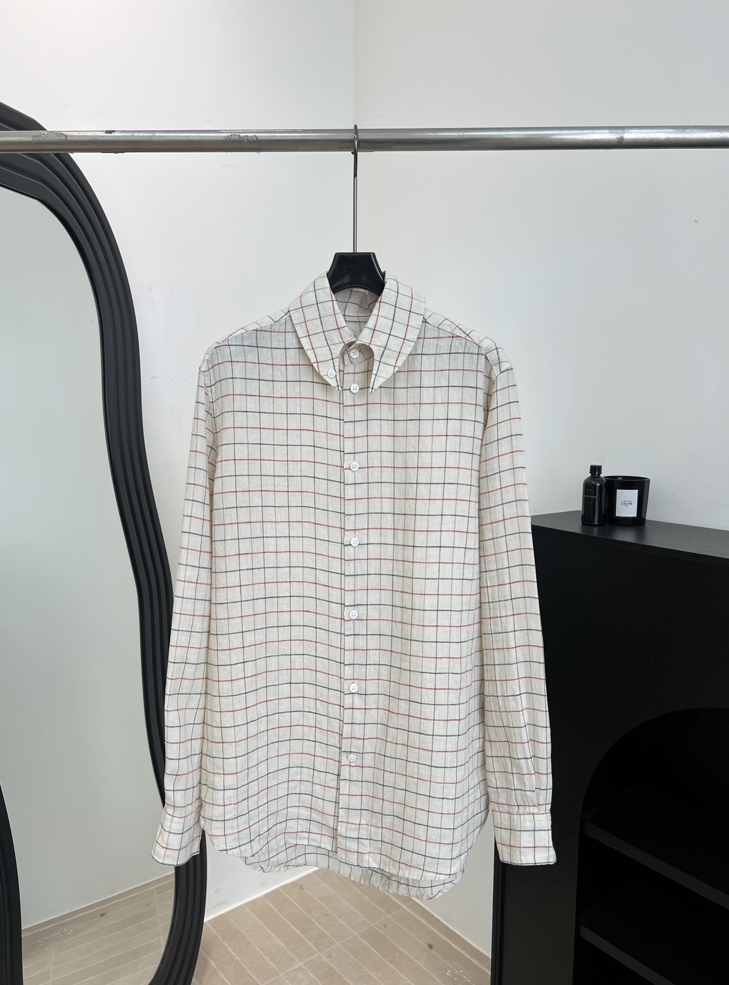 NO:738320,Loro Piana LP early spring new style plaid long-sleeved shirt, made of light and breathable linen fabric, off-white base with fine plaid pattern, simple and versatile, classic lapel + button placket, adjustable cuffs, casual fit size S M L,,loro piana,loro piana,shirts,19860909Loro Piana LP 早春新款 格纹长袖衬衫、采用轻薄透气亚麻面料、米白底配细格纹简约又百搭、经典翻领+纽扣开襟、袖口可调节、休闲版型 码数S M L,,loro piana,loro piana,shirts,,Women's clothing