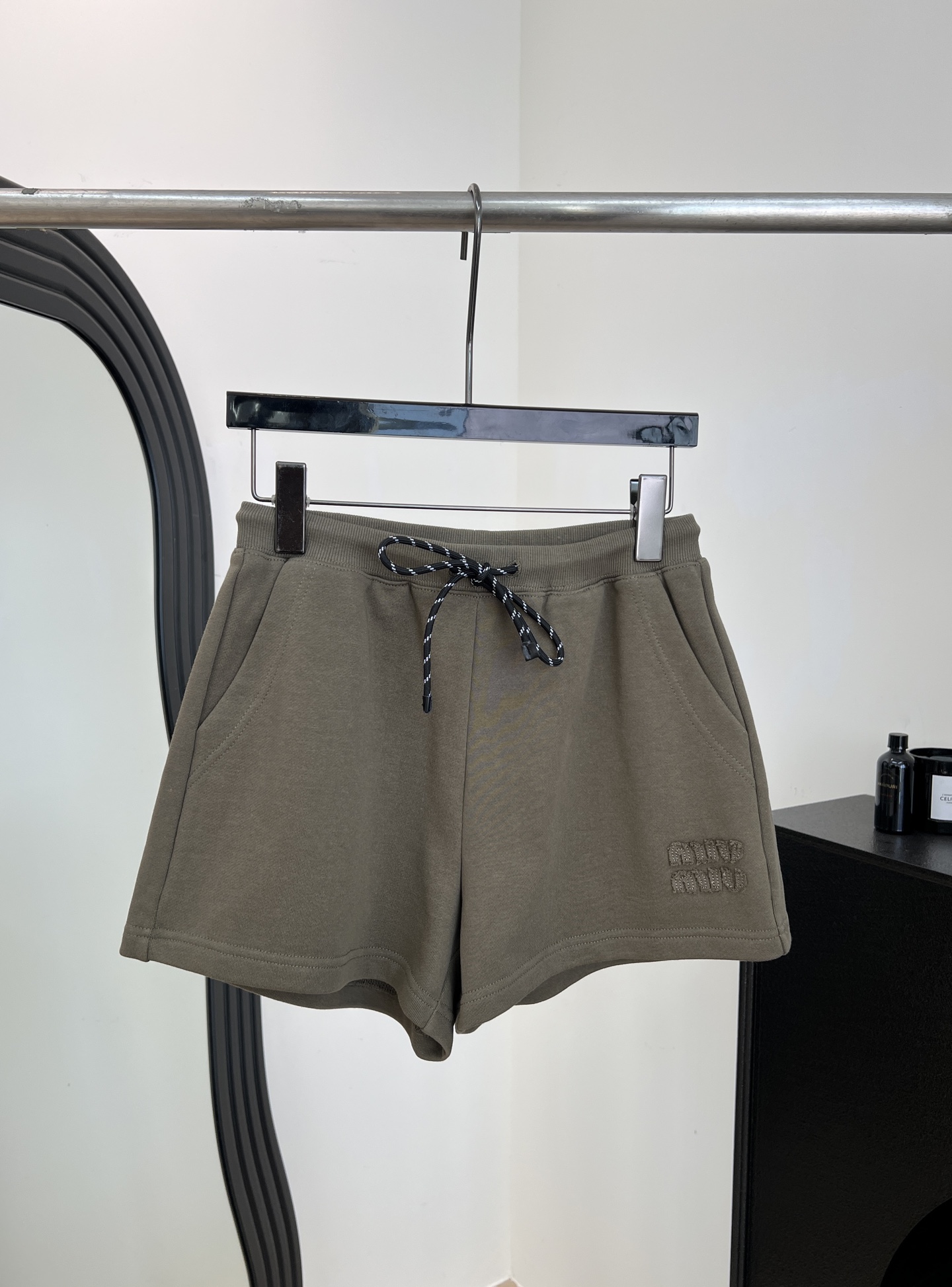 NO:736965,Miu Miu spring and summer new style cotton drawstring shorts, made of cotton jersey fabric, decorated with embroidered brand logo, adjustable drawstring elastic waist, mid-rise straight fit, 2 diagonal front pockets, casual fit Size S M L,,miumiu,shorts,19860909Miu Miu 春夏新款 棉质抽绳短裤、采用棉质平纹针织面料、饰有品牌标识刺绣徽标、可调节抽绳弹力腰围、中腰直筒版型、2个斜前袋、休闲版型 码数S M L,,miumiu,shorts,,Women's clothing