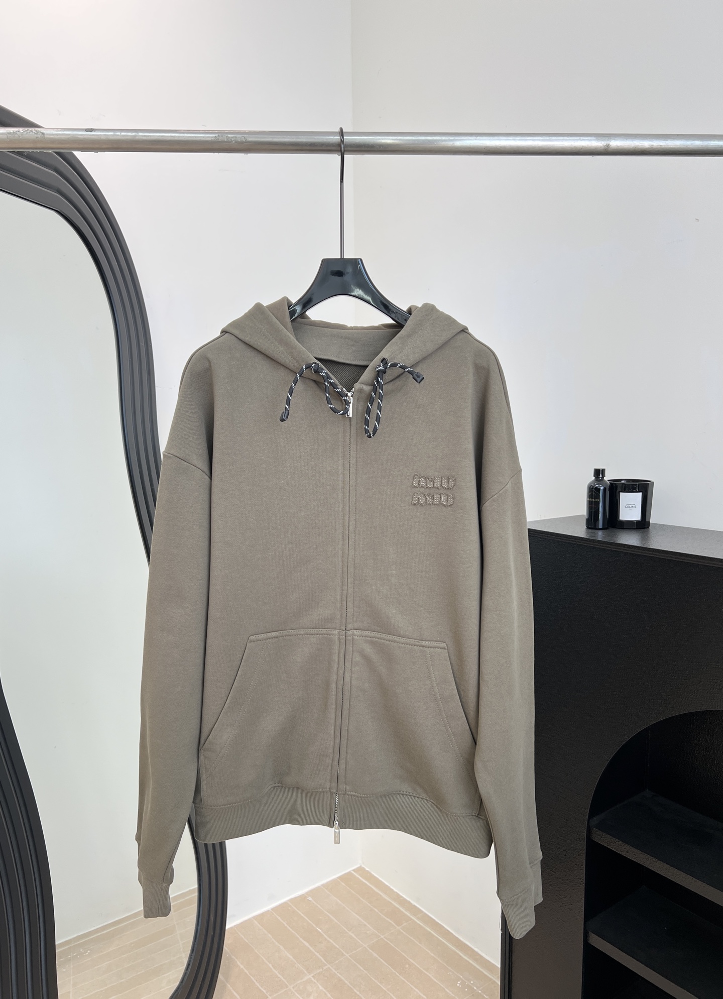 NO:736960,Miu Miu early spring new style olive green hooded guard, metal zipper + letter embroidered logo, practical drawstring hood, low saturation olive green, retro and high-end, loose fit, size S M L,,miumiu,hats,19860909Miu Miu 早春新款 橄榄绿连帽卫、金属拉链+字母刺绣徽标、抽绳连帽实用、低饱和橄榄绿,复古又显高级、宽松版型 码数S M L,,miumiu,hats,,Women's clothing