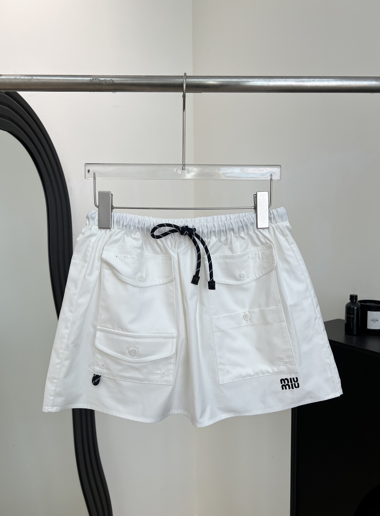 NO:736954,Miu Miu spring and summer new cotton work skirt, made of cotton jersey fabric, decorated with embroidered brand logo, adjustable drawstring elastic waist, unlined, casual fit, size S M L,,miumiu,skirts,19860909Miu Miu 春夏新款 棉质工装短裙、采用棉质平纹针织面料、饰有品牌标识刺绣徽标、可调节抽绳弹力腰围、无里衬、休闲版型 码数S M L,,miumiu,skirts,,Women's clothing