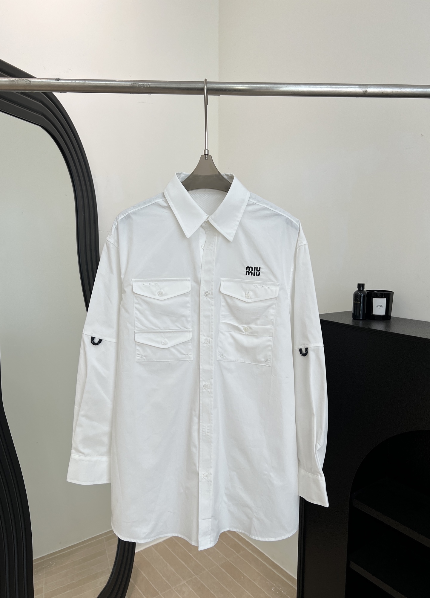 NO:736949,Miu Miu spring and summer new style, long cotton work shirt, made of cotton jersey fabric, decorated with embroidered brand logo, 2 front work pockets, lapel neckline, dropped shoulder design, curved hem, loose fit, size S M L,,miumiu,shirts,19860909Miu Miu 春夏新款 棉质工装长款衬衫、采用棉质平纹针织面料、饰有品牌标识刺绣徽标、2个工装前袋 翻领领口 落肩设计、弧形曲线下摆、宽松版型 码数S M L,,miumiu,shirts,,Women's clothing