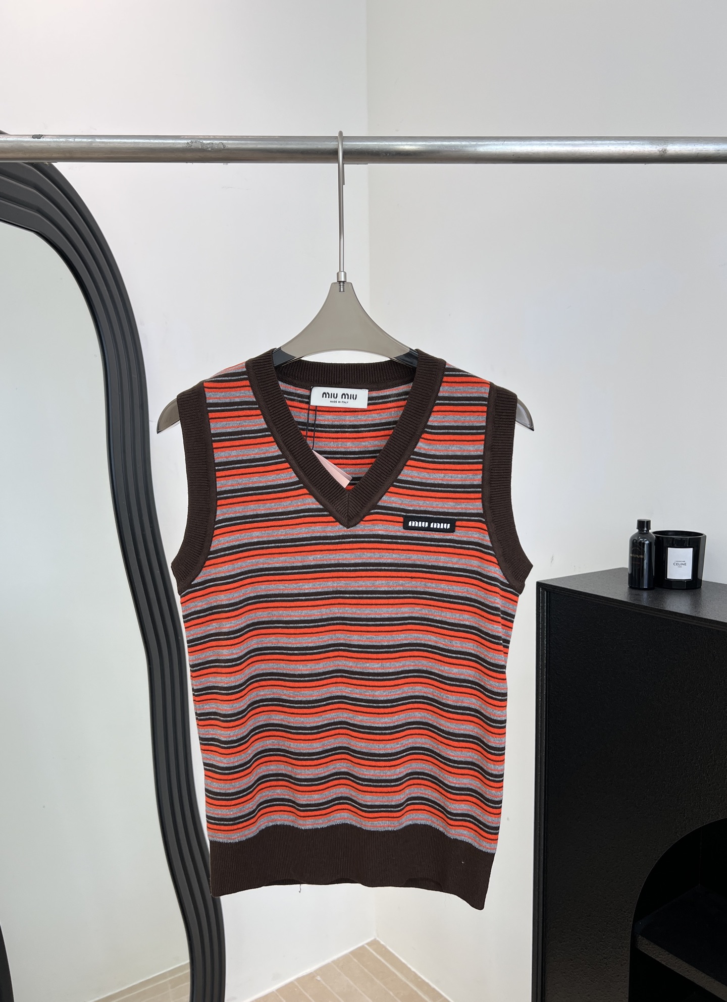 NO:736940,Miu Miu new spring and summer style striped knitted vest, soft knitted fabric, V-neck sleeveless design, orange, gray and black wavy stripes + dark brown edges, good to wear alone or layered, casual fit, size S M L,,miumiu,19860909Miu Miu 春夏新款 条纹针织背心、柔软针织面料、V领无袖设计、橙灰黑波浪条纹+深棕边、单穿或叠穿都很不错、休闲版型 码数S M L,,miumiu,,Women's clothing