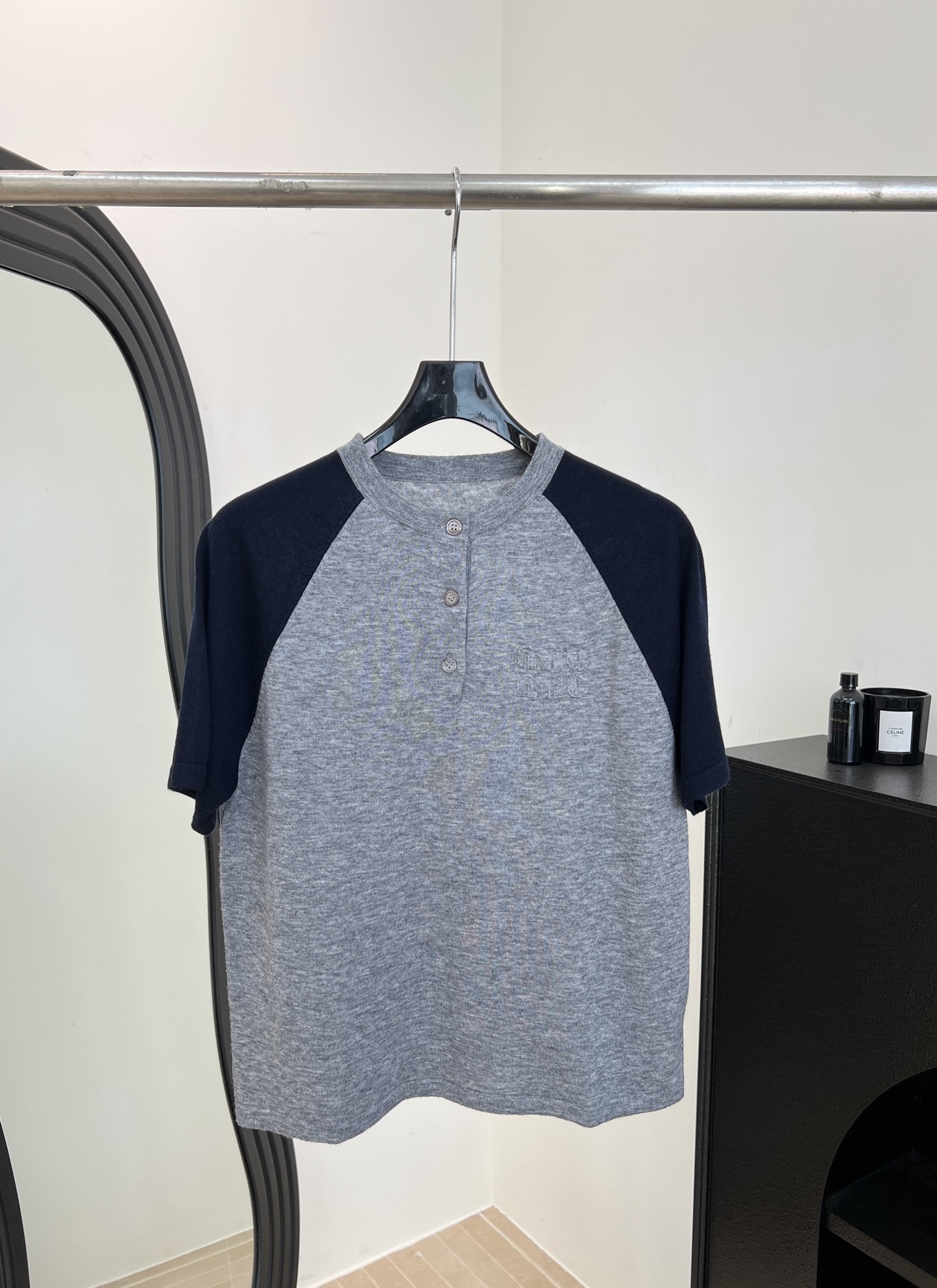 NO:736934,Miu Miu spring and summer new style spliced ​​raglan sleeve T-shirt, wool blended fabric is soft and breathable, half open collar + three-dimensional logo on the chest, raglan sleeve design is comfortable and layered, casual fit, size S M L,, miumiu, tees, t-shirt,19860909Miu Miu 春夏新款 拼接插肩袖T恤、羊毛混纺面料柔软透气、半开领+胸前立体Logo、插肩袖设计舒适又有层次感、休闲版型 码数S M L,,miumiu,tees，t-shirt,,Women's clothing