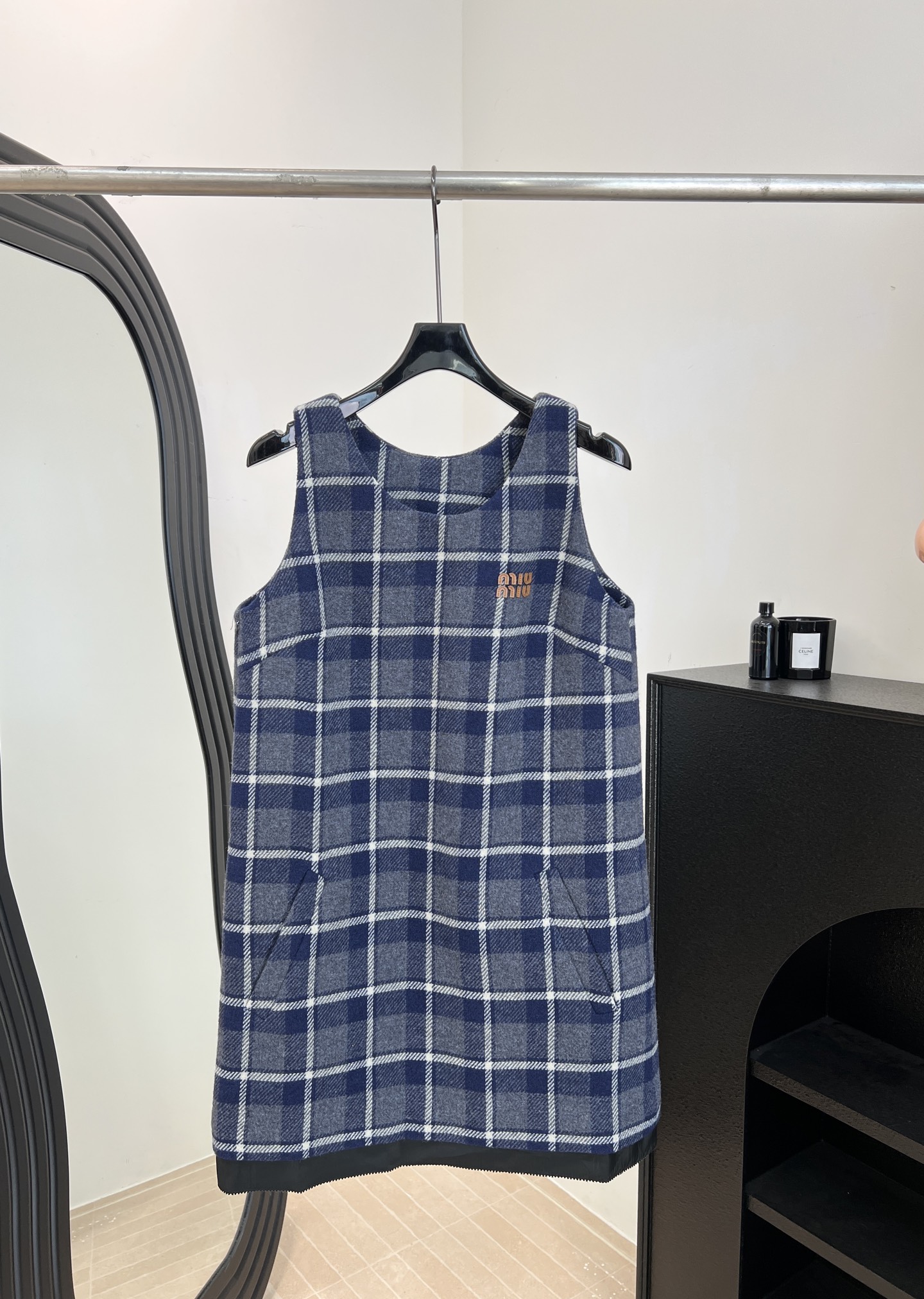 NO:736928,Miu Miu spring and summer new style blue and gray plaid tank top, wool blend material, black raw edge stacking on the skirt, small label on the chest, retro college style design, casual fit, size S M L,,miumiu,skirts,19860909Miu Miu 春夏新款 蓝灰格纹背心裙、羊毛混纺材质、裙摆黑色毛边叠穿、胸前小标超、复古学院风设计、休闲版型 码数S M L,,miumiu,skirts,,Women's clothing
