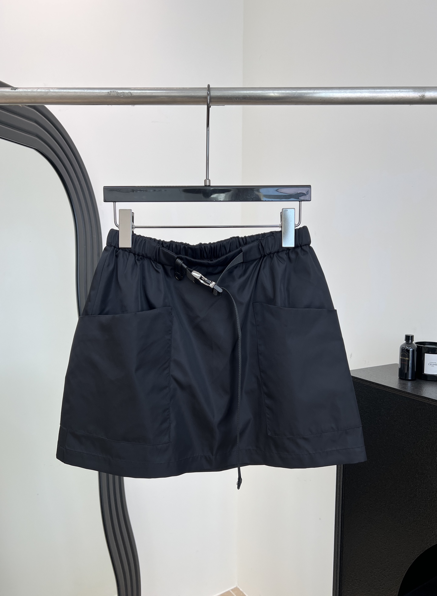 NO:736916,Prada's new spring and summer workwear-style skirt, made of thin nylon, elastic waist + metal buckle, large pockets on both sides with a workwear atmosphere, casual fit, size S M L,, prada, skirts,19860909Prada 春夏新款 工装风半身裙、采用轻薄尼龙、腰部松紧+金属扣带、两侧大口袋超有工装氛围、休闲版型 码数S M L,,prada,skirts,,Women's clothing
