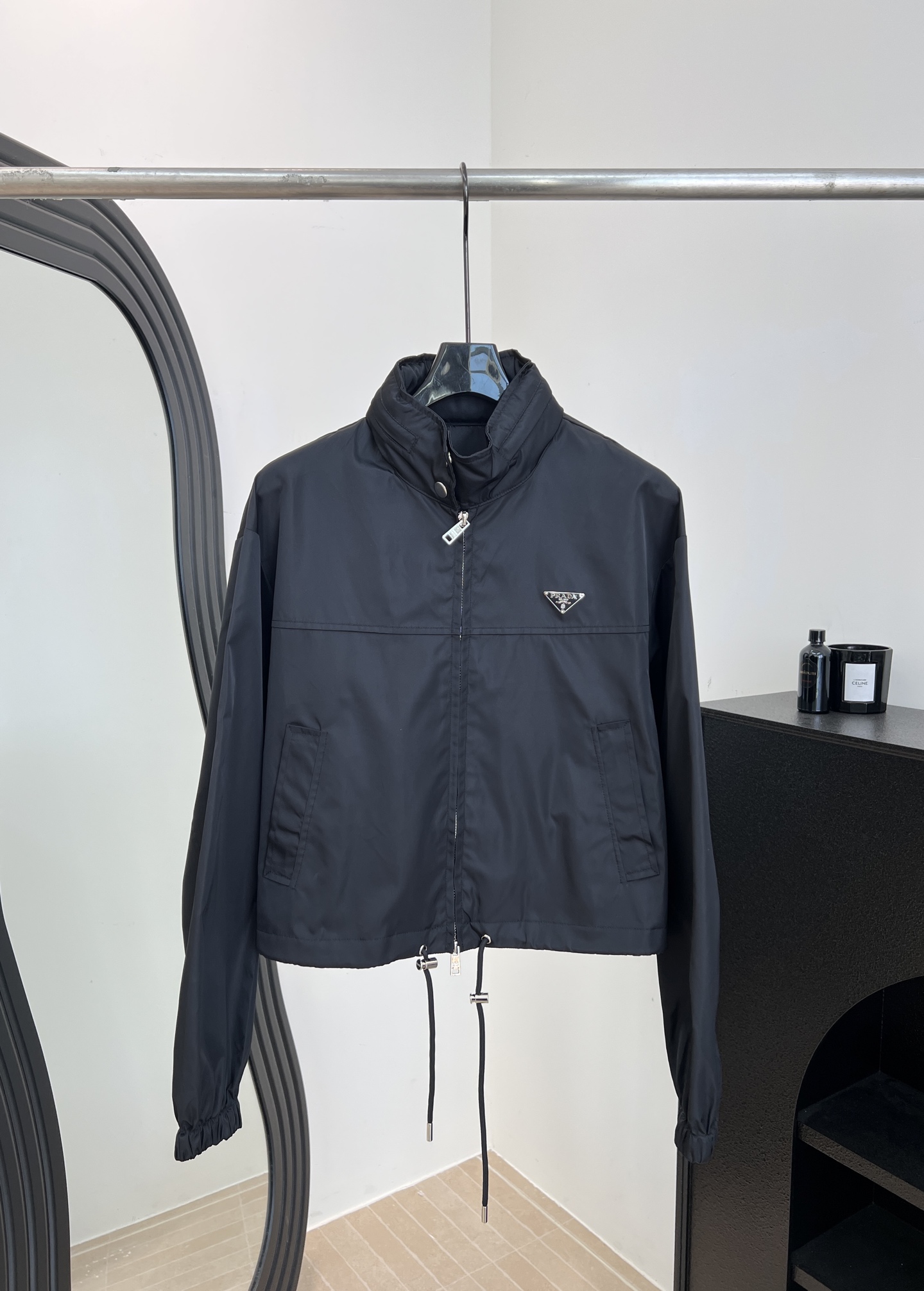 NO:736922,Prada's new spring and summer nylon stand-up collar jacket, lightweight nylon material, adjustable drawstring hem, hooded stand-up collar + zipper design, stowable hat, inverted triangle logo on the chest, casual fit, size S M L,, prada,jackets & coats,jackets & coats,hats,19860909Prada 春夏新款 尼龙立领夹克外套、轻薄尼龙材质、抽绳下摆可调节、连帽立领+拉链设计、帽子可收纳、胸前倒三角Logo、休闲版型 码数S M L,,prada,jackets & coats,jackets & coats,hats,,Women's clothing