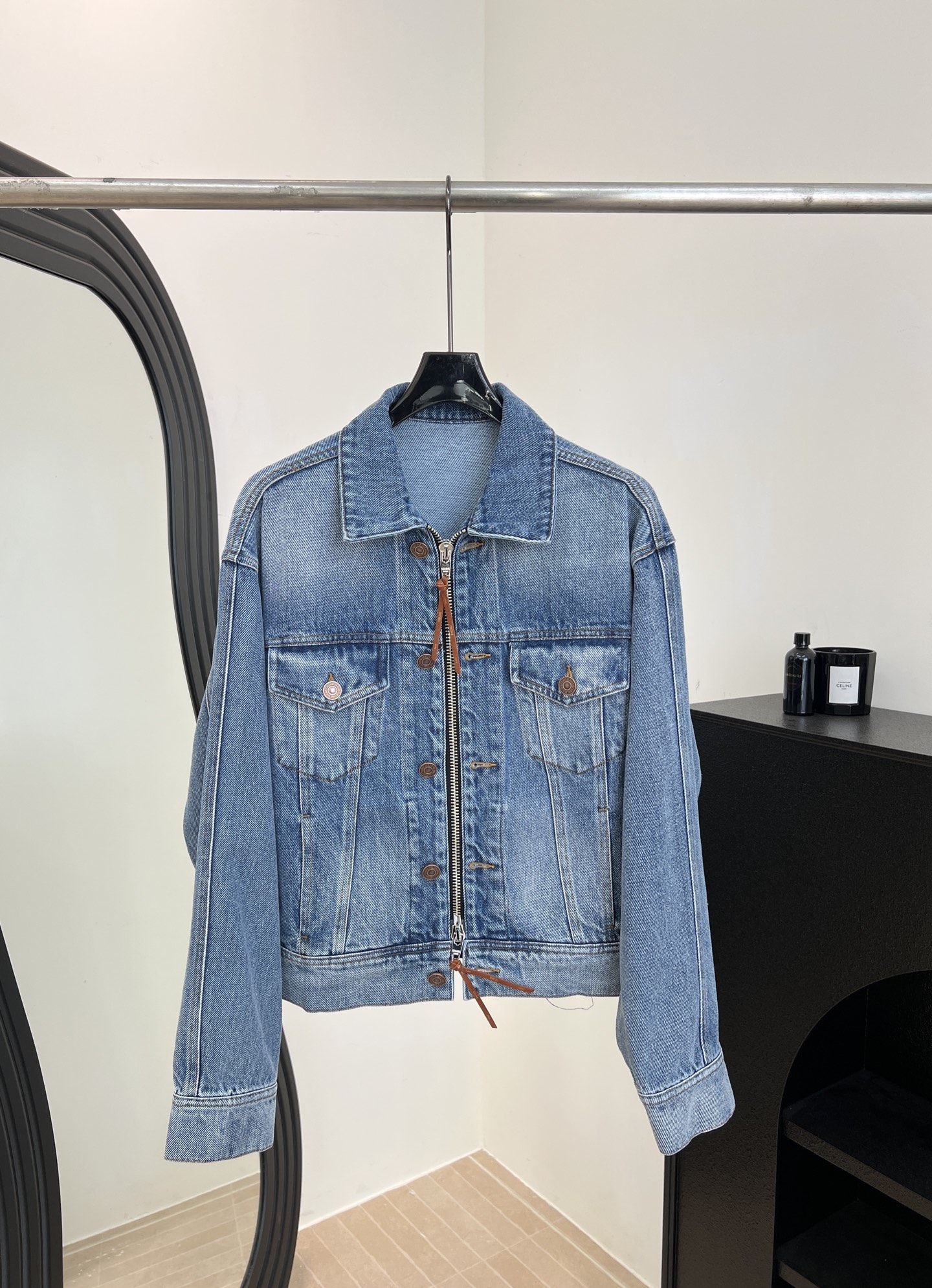 NO:736911,Celine's new spring and summer style short denim jacket, retro blue washed denim cotton, double zipper design is very recognizable, pleated back waist tailoring to modify the body shape, casual fit, size S M L,,celine,jackets & coats,19860909Celine 春夏新款 短款牛仔外套、复古蓝色水洗牛仔棉、双拉链设计超有辨识度,后腰褶皱剪裁修饰身形、休闲版型 码数S M L,,celine,jackets & coats,,Women's clothing