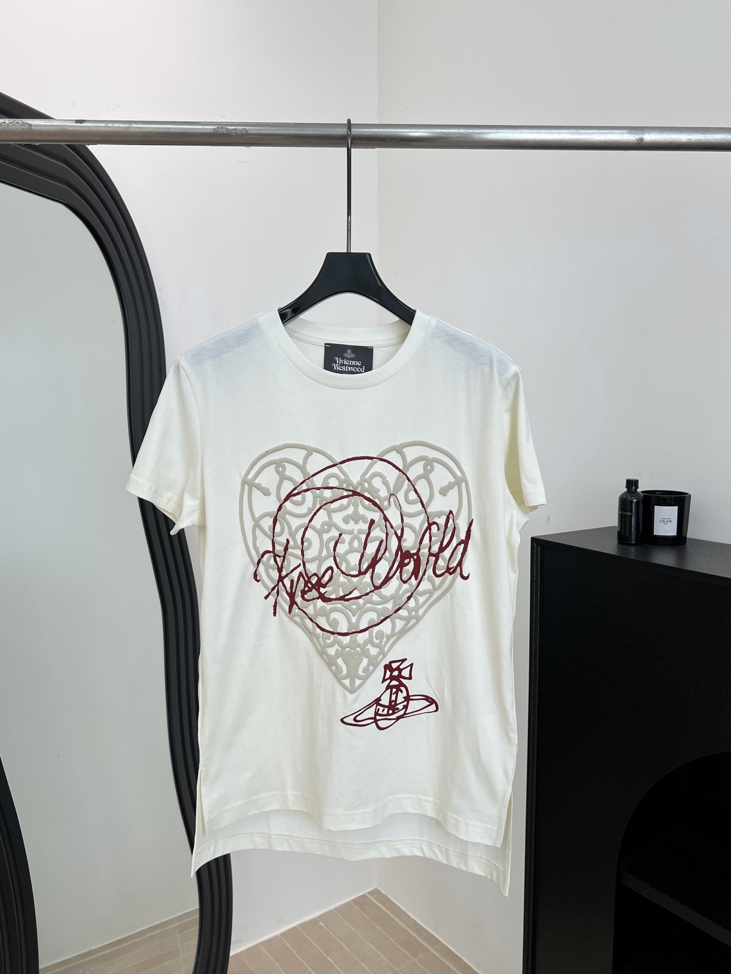 NO:736906,Vivienne Westwood Queen Mother's new spring and summer love short-sleeved T-shirt, pure cotton material is soft and comfortable, three-dimensional love + red label graffiti on the front, casual fit, size S M L,, T-shirt, tees, t-shirt,19860909Vivienne Westwood 西太后 春夏新款 爱心短袖T恤、纯棉材质柔软舒适、正面立体爱心+红标涂鸦、休闲版型 码数S M L,,T-shirt,tees，t-shirt,,Women's clothing