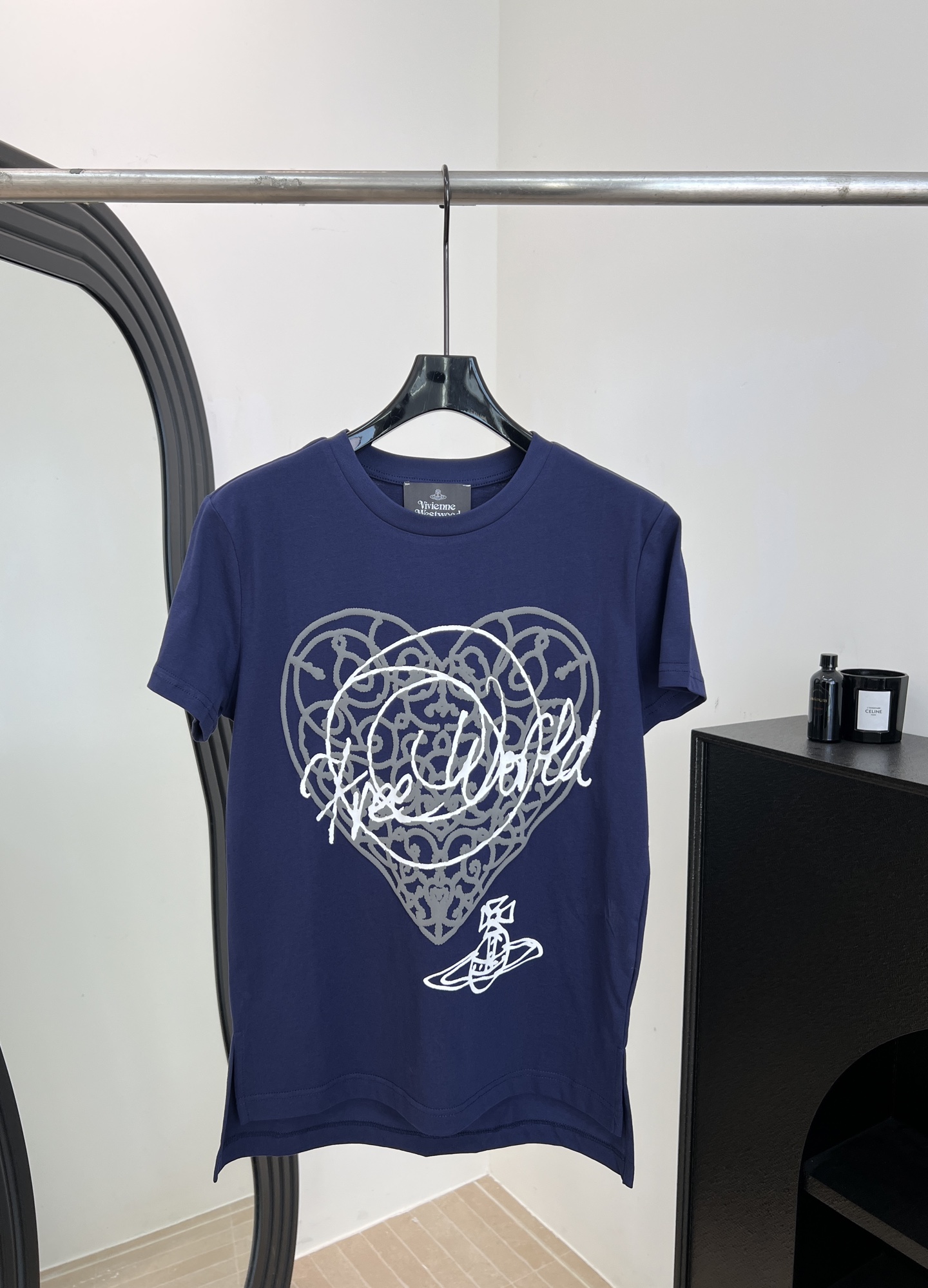 NO:736901,Vivienne Westwood Queen Mother's new spring and summer love short-sleeved T-shirt, pure cotton material is soft and comfortable, three-dimensional love on the front + white label graffiti, casual fit, size S M L,, T-shirt, tees, t-shirt,19860909Vivienne Westwood 西太后 春夏新款 爱心短袖T恤、纯棉材质柔软舒适、正面立体爱心+白标涂鸦、休闲版型 码数S M L,,T-shirt,tees，t-shirt,,Women's clothing