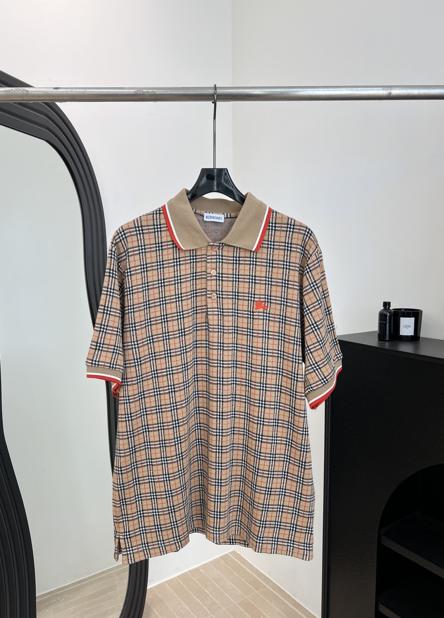 NO:748044,Burberry spring and summer new style New Year's limited series knitted lapel short-sleeved polo, customized classic plaid fabric, red war horse logo embroidery, ribbed collar and cuffs, casual fit, size S M L XL,, burberry, T-shirt,19860909Burberry 春夏新款 新年限定系列针织翻领短袖polo、定制经典格纹面料、红色战马Logo刺绣、罗纹衣领和袖口、休闲版型 码数S M L XL,,burberry,T-shirt,,Women's clothing