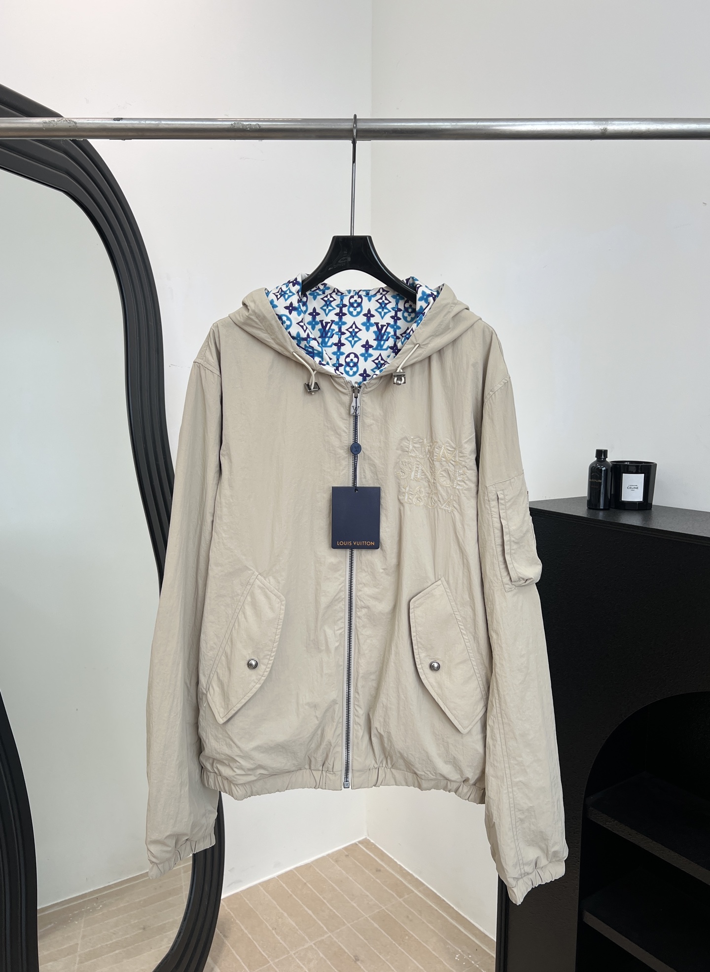 NO:736970,LouisVuitton Louis' new spring and summer hooded double-sided windproof jacket, with a classic appearance on the front, an embroidered logo of the same color on the chest, and a Monogram Overlap pattern on the reverse, adjustable hood, elastic waist and cuffs, loose fit, same style for men and women, size S M L XL,, louis vuitton, louis vuitton, jackets & coats, hats,19860909LouisVuitton 路易 春夏新款 连帽双面防风夹克、正面为经典外观、胸前饰有同色系刺绣标识、反面则呈现Monogram Overlap 图案、可调节兜帽、弹性腰身与袖口、宽松版型 男女同款 码数S M L XL,,louis vuitton,louis vuitton,jackets & coats,hats,,Women's clothing