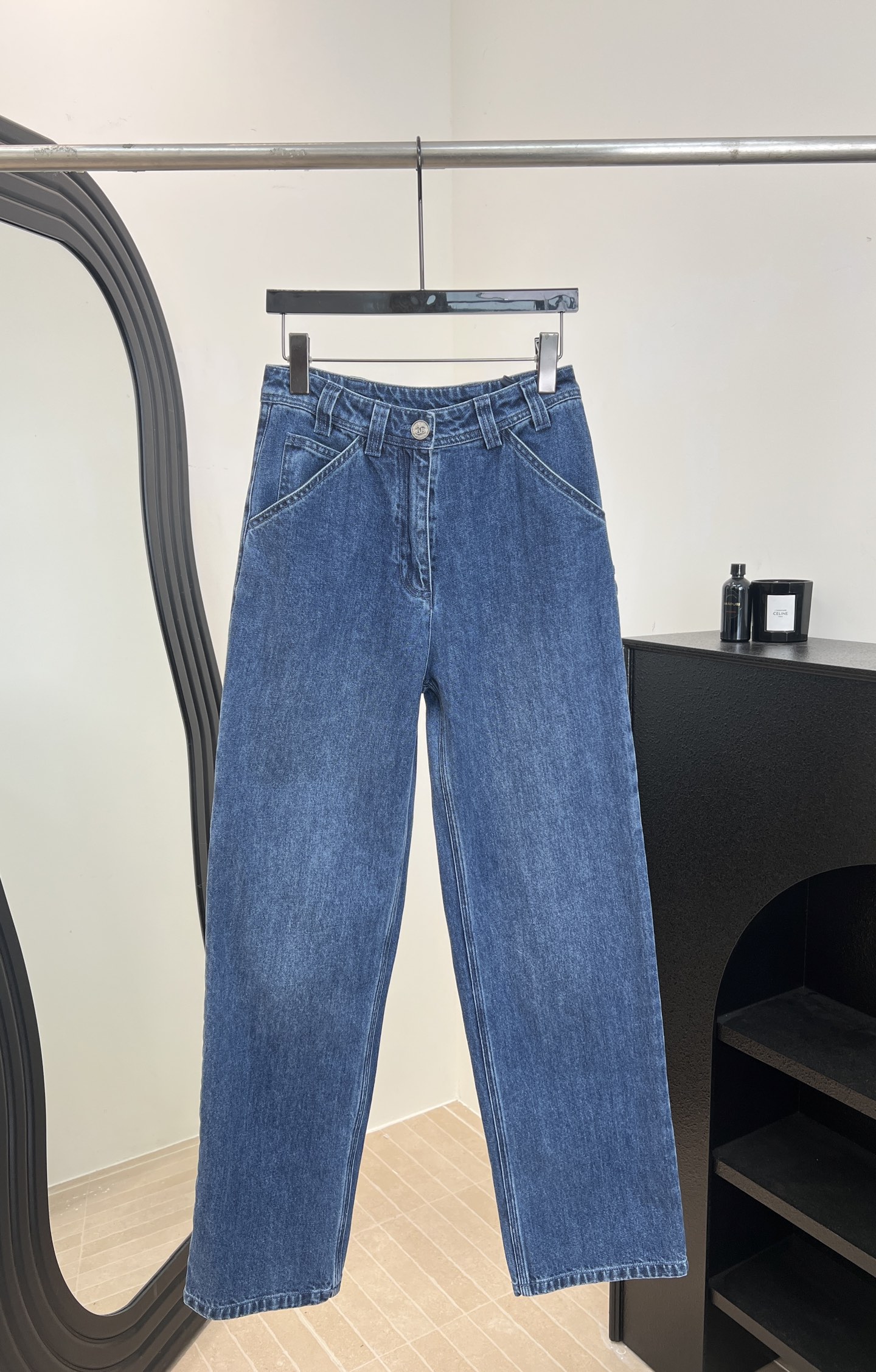 NO:737929,Chanel's new spring and summer style straight-leg jeans with button pockets, retro blue washed fabric, large side pockets + buckle design with a super workwear feel, straight fit, size S M L,,chanel,jeans,19860909Chanel 春夏新款 纽扣插袋直筒牛仔裤、复古蓝色水洗面料、侧边大口袋+环扣设计超有工装感、直筒版型 码数S M L,,chanel,jeans,,Women's clothing