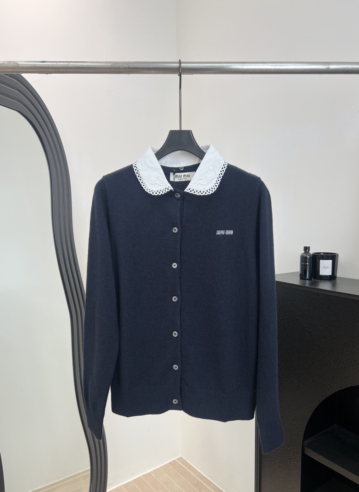 NO:737924,Miu Miu spring and summer new style wool knitted cardigan, fake two-piece design + detachable white lace lapels, brand embroidery on the chest, simple and practical buttons, casual fit Size S M L,,miumiu,19860909Miu Miu 春夏新款 羊毛针织开衫、假两件设计+可拆卸白色蕾丝翻领、胸前品牌刺绣、纽扣简约实用、休闲版型 码数S M L,,miumiu,,Women's clothing