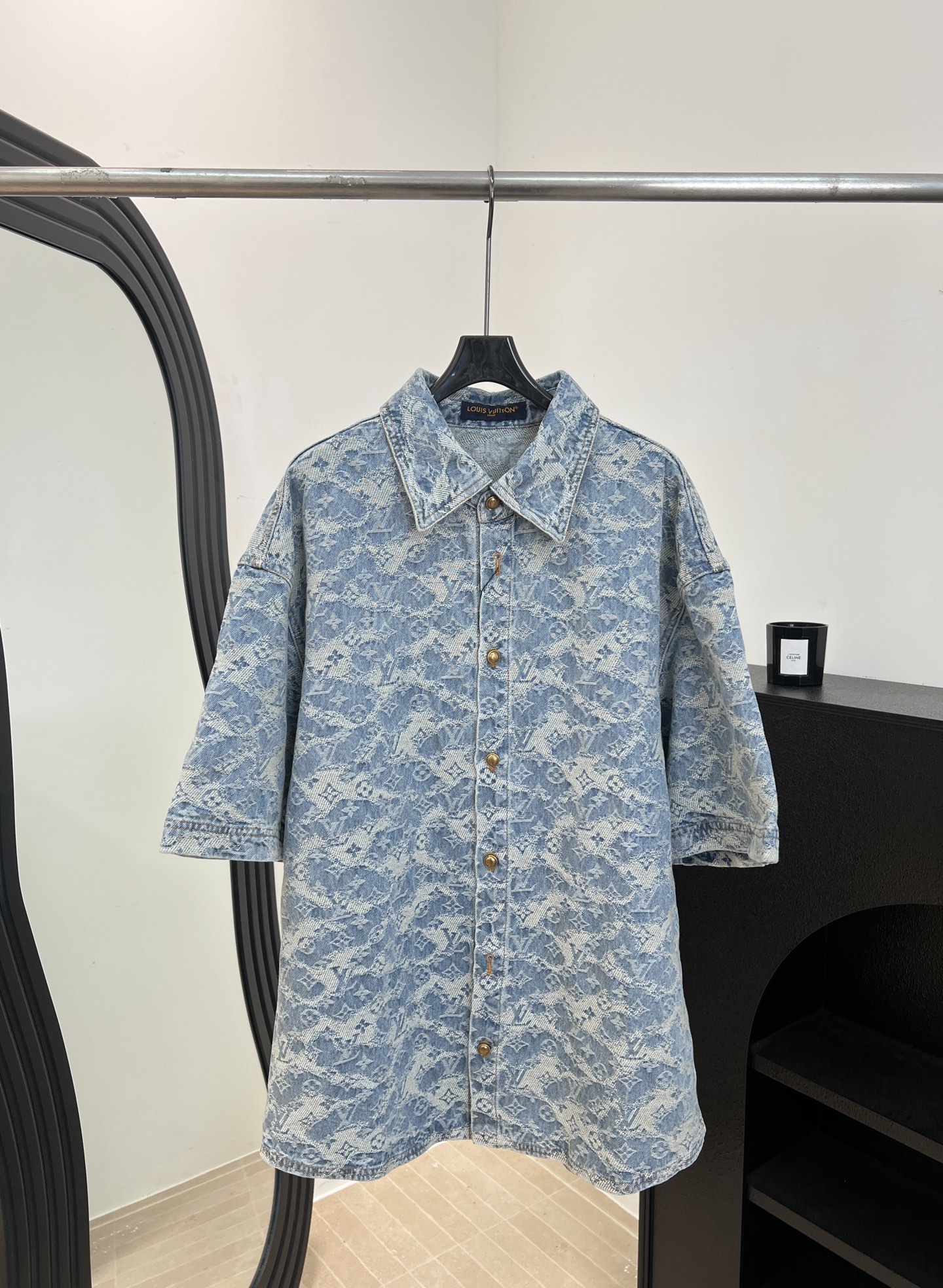 NO:738832,Men's LouisVuitton Louis spring and summer new style jacquard denim lapel short sleeves, blue washed denim fabric, Foggy Monogram jacquard, bleached logo pattern intertwined with cloud patterns, dome metal button placket, truck jacket style pockets, straight fit tailoring Size S M L XL,,louis vuitton,louis vuitton,jackets & coats,T-shirt,19860909男款LouisVuitton 路易 春夏新款 提花牛仔翻领短袖、蓝色洗水牛仔面料、Foggy Monogram 提花、漂白效果的标识图案与云朵图案交织、圆顶金属纽扣开合门襟、卡车夹克风格口袋、直筒版型剪裁 码数S M L XL,,louis vuitton,louis vuitton,jackets & coats,T-shirt,,Women's clothing