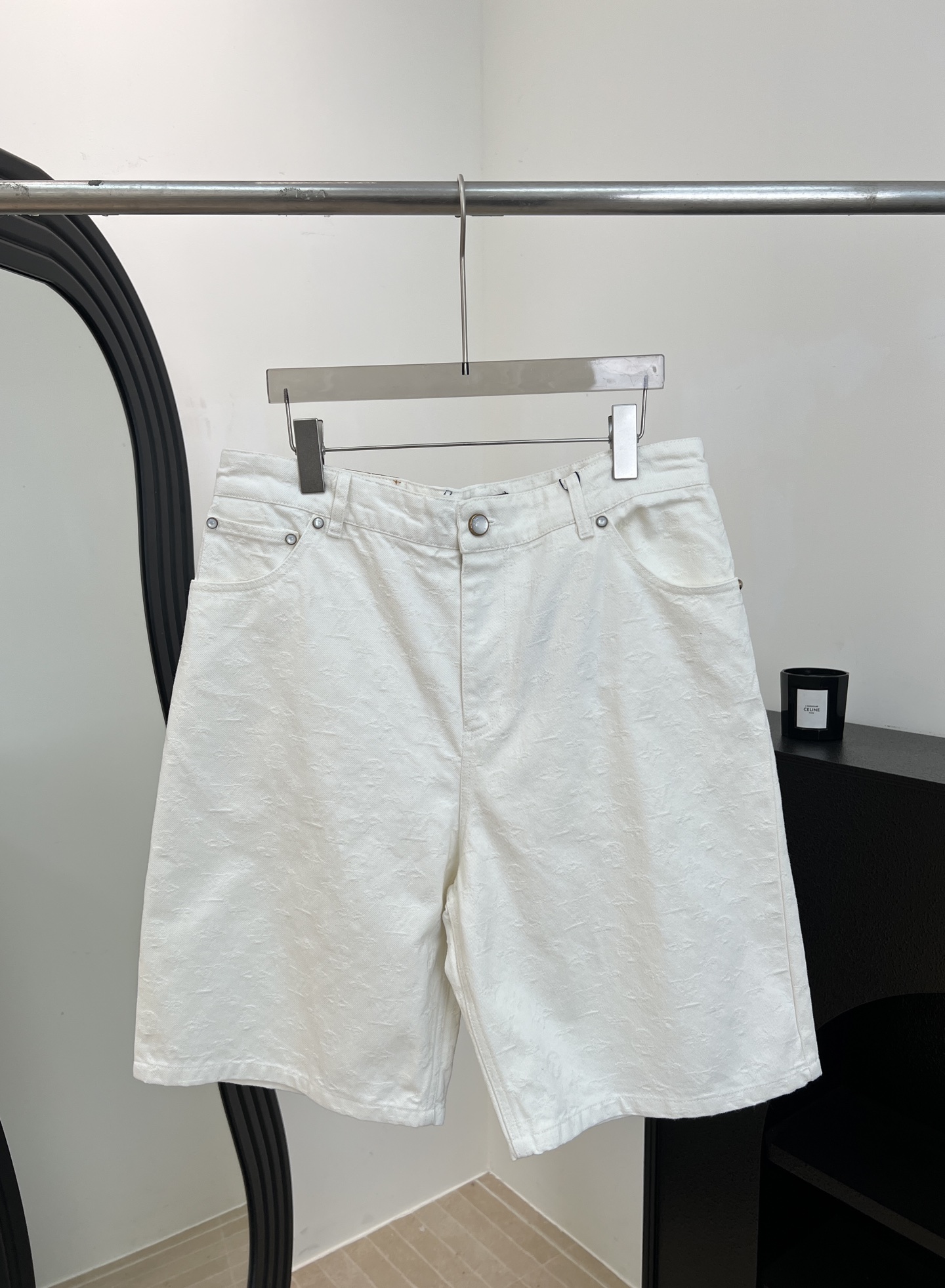 NO:738831,Men's LouisVuitton Louis spring and summer new style white jacquard denim shorts, classic Monogram element embellishment, white pearl buckle with metal base, bag bead embellishment, matching checkerboard flocking label leather, washed denim fabric to create a straight version, seasonal sharp corner pockets, casual style Size SM L XL,,louis vuitton,louis vuitton,shorts,19860909男款LouisVuitton 路易 春夏新款 白色提花牛仔短裤、经典Monogram元素点缀、白色珠光扣搭配金属底座、袋口小珠点缀、搭配棋盘植绒标签皮、水洗单宁面料营造直筒版型、当季尖角口袋、休闲款式 码数ＳM L XL,,louis vuitton,louis vuitton,shorts,,Women's clothing