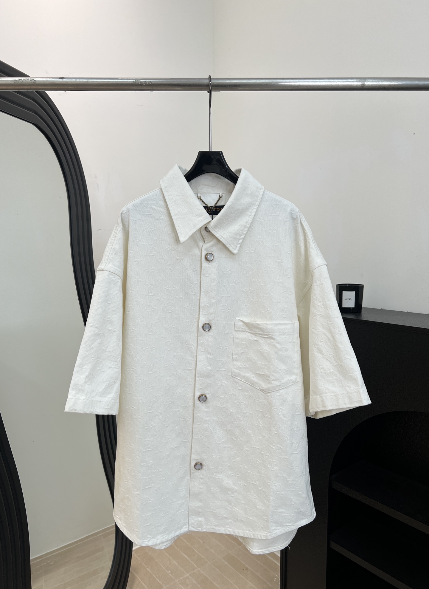 NO:738830,Men's LouisVuitton Louis spring and summer new style white jacquard denim short sleeves, classic Monogram element jacquard pattern, white pearlescent buckle with metal base, front chest flap pocket, classic tailoring, casual style, not picky, size SM L XL,, louis vuitton, louis vuitton, T-shirt,19860909男款LouisVuitton 路易 春夏新款 白色提花牛仔短袖、经典Monogram元素提花图案、白色珠光扣搭配金属底座、前胸翻盖口袋、经典版型剪裁、休闲款式 不挑人穿 码数ＳM L XL,,louis vuitton,louis vuitton,T-shirt,,Women's clothing