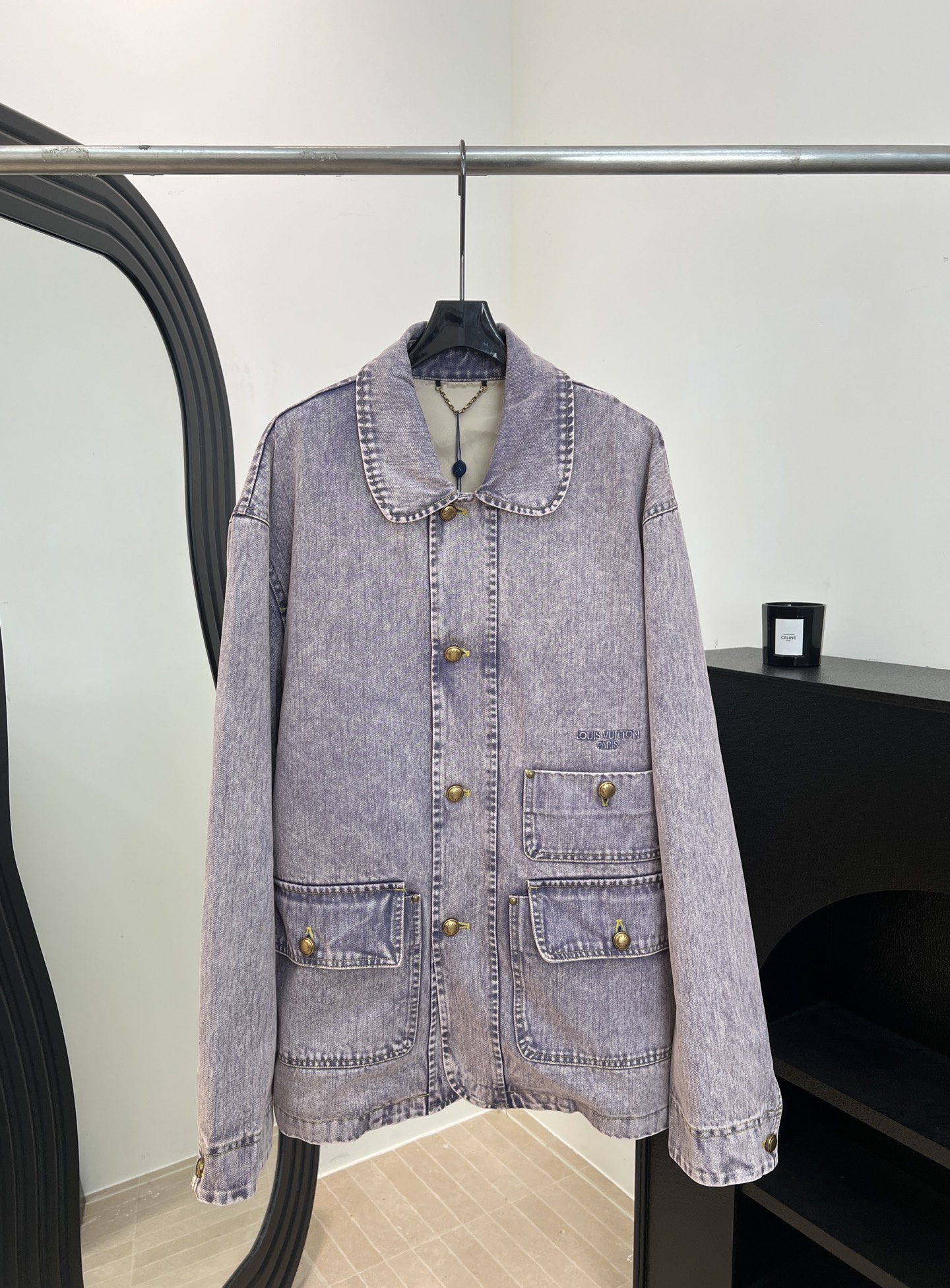 NO:738824,Men's LouisVuitton Louis spring and summer new style lapel long-sleeved denim jacket, inspired by the Indian fabric dyeing tradition, denim work jacket, canvas fabric treated with washed distressing technology, casual silhouette with arc collar, light-colored cotton lining inside, distressed buttons and rivets, chest logo embroidery code size S M L XL,,louis vuitton,louis vuitton,jackets & coats,jackets & coats,19860909男款LouisVuitton 路易 春夏新款 翻领长袖牛仔外套、灵感源自印度织物染色传统、丹宁工装束腰夹克、以水洗仿旧工艺处理帆布面料、休闲廓形搭配圆弧衣领、内里浅色棉布里衬、仿旧纽扣与铆钉、胸前标识刺绣 码数S M L XL,,louis vuitton,louis vuitton,jackets & coats,jackets & coats,,Women's clothing