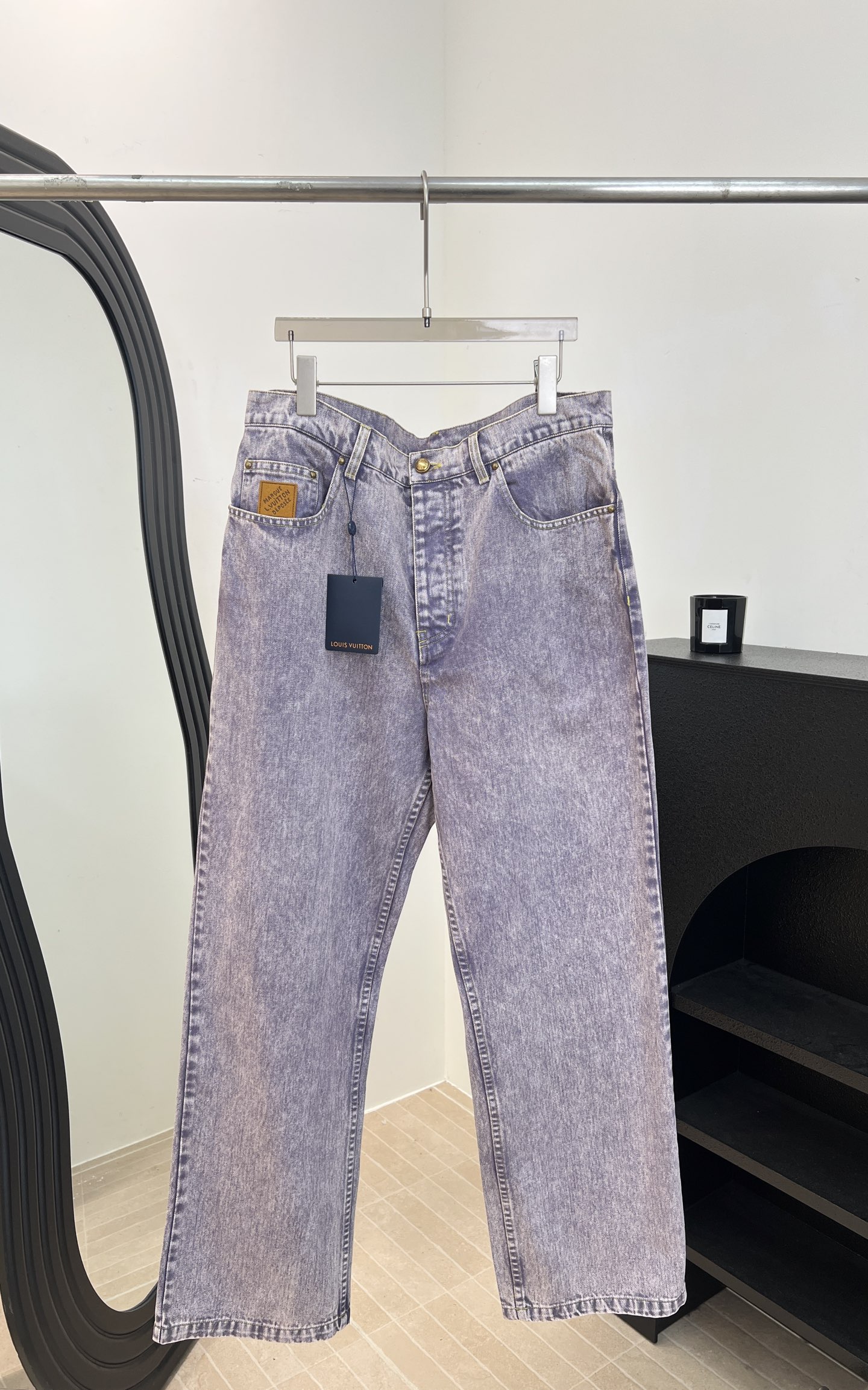 NO:738826,Men's LouisVuitton Louis spring and summer new style washed straight denim trousers, inspired by the Indian fabric dyeing tradition, denim skateboard trousers give a faded retro look, distressed metal material enhances the texture of buttons and rivets, ticket pockets and labels are decorated with frosted leather logo, classic cut, size S M L XL,, louis vuitton, louis vuitton,19860909男款LouisVuitton 路易 春夏新款 洗水直筒牛仔长裤、灵感源自印度织物染色传统、丹宁滑板长裤呈现褪色复古外观、仿旧金属材质提升纽扣与铆钉质感、票袋与标签处饰有磨砂皮革标识、经典版型剪裁 码数S M L XL,,louis vuitton,louis vuitton,,Women's clothing