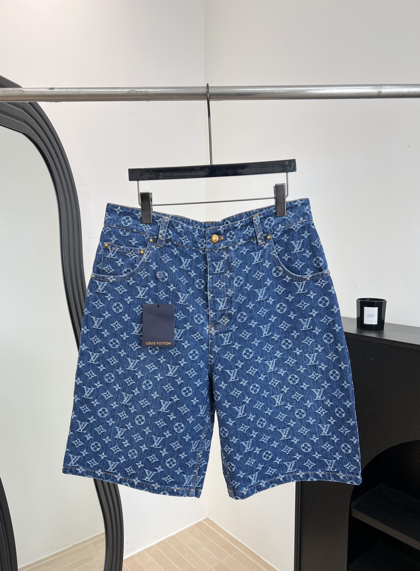 NO:739253,Men's LouisVuitton Louis spring and summer new style heavy-duty jacquard denim shorts, classic denim blue washed denim fabric, custom distressed metal lettering buttons, straight cut version design, classic brand logo jacquard effect all over the body, old flocked leather label on the waist, size S M L XL,, louis vuitton, louis vuitton, shorts,19860909男款LouisVuitton 路易 春夏新款 重工款提花牛仔短裤、经典牛仔蓝洗水丹宁面料、定制做旧金属刻字纽扣、直筒剪裁版型设计、满身经典品牌logo提花效果、腰部做旧植绒皮牌 码数S M L XL,,louis vuitton,louis vuitton,shorts,,Women's clothing