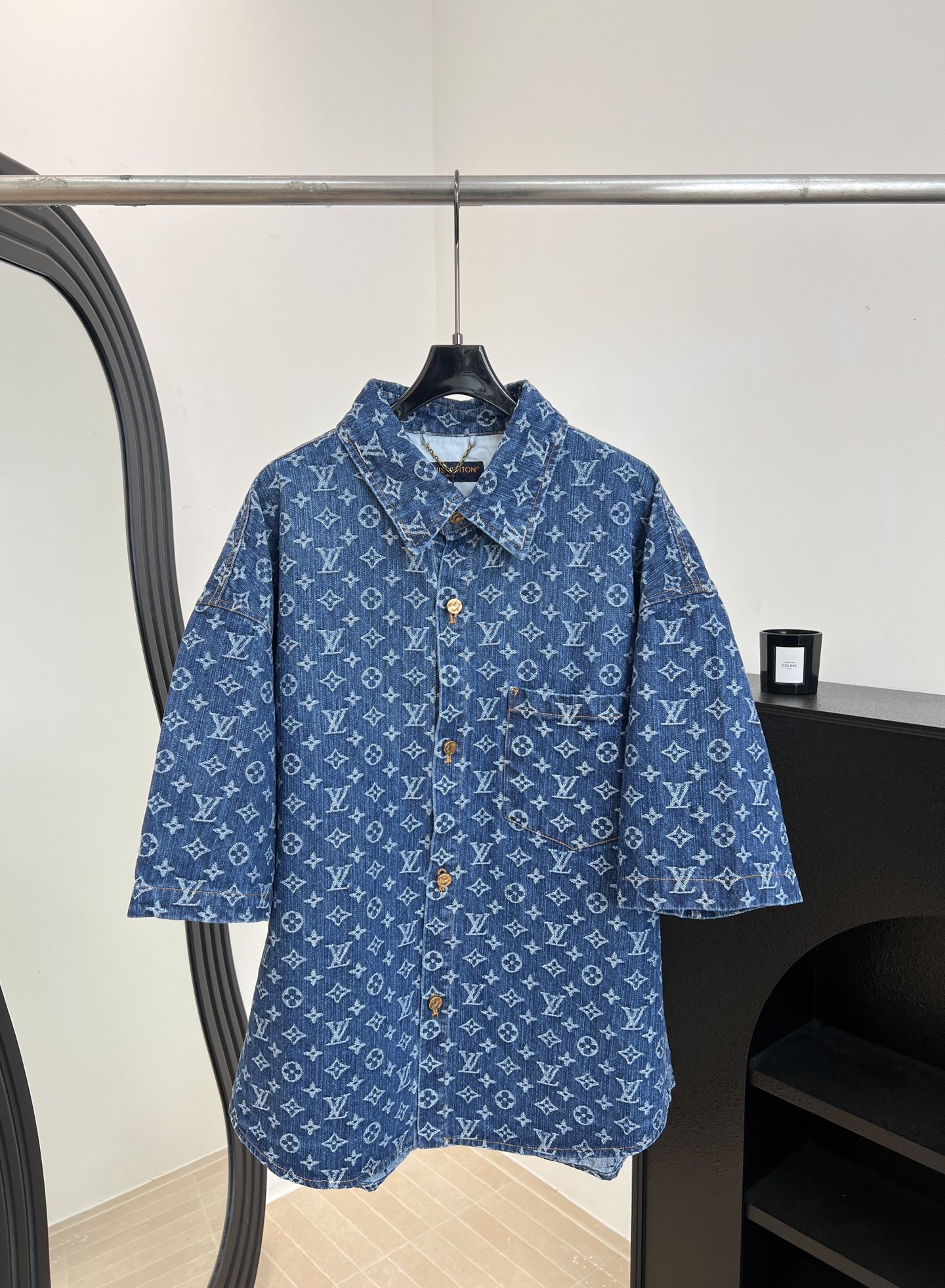 NO:739252,Men's LouisVuitton Louis spring and summer new style lapel jacquard short-sleeved shirt, classic denim blue washed denim fabric, symmetrical flap pockets on the chest, custom metal distressed lettering buttons, straight cut design, classic brand logo jacquard effect all over, loose fit size S M L XL,,louis vuitton,louis vuitton,T-shirt,19860909男款LouisVuitton 路易 春夏新款 翻领提花短袖衬衣、经典牛仔蓝洗水丹宁面料、前胸对称翻盖口袋、定制金属做旧刻字纽扣、直筒剪裁版型设计、满身经典品牌logo提花效果、宽松版型 码数S M L XL,,louis vuitton,louis vuitton,T-shirt,,Women's clothing