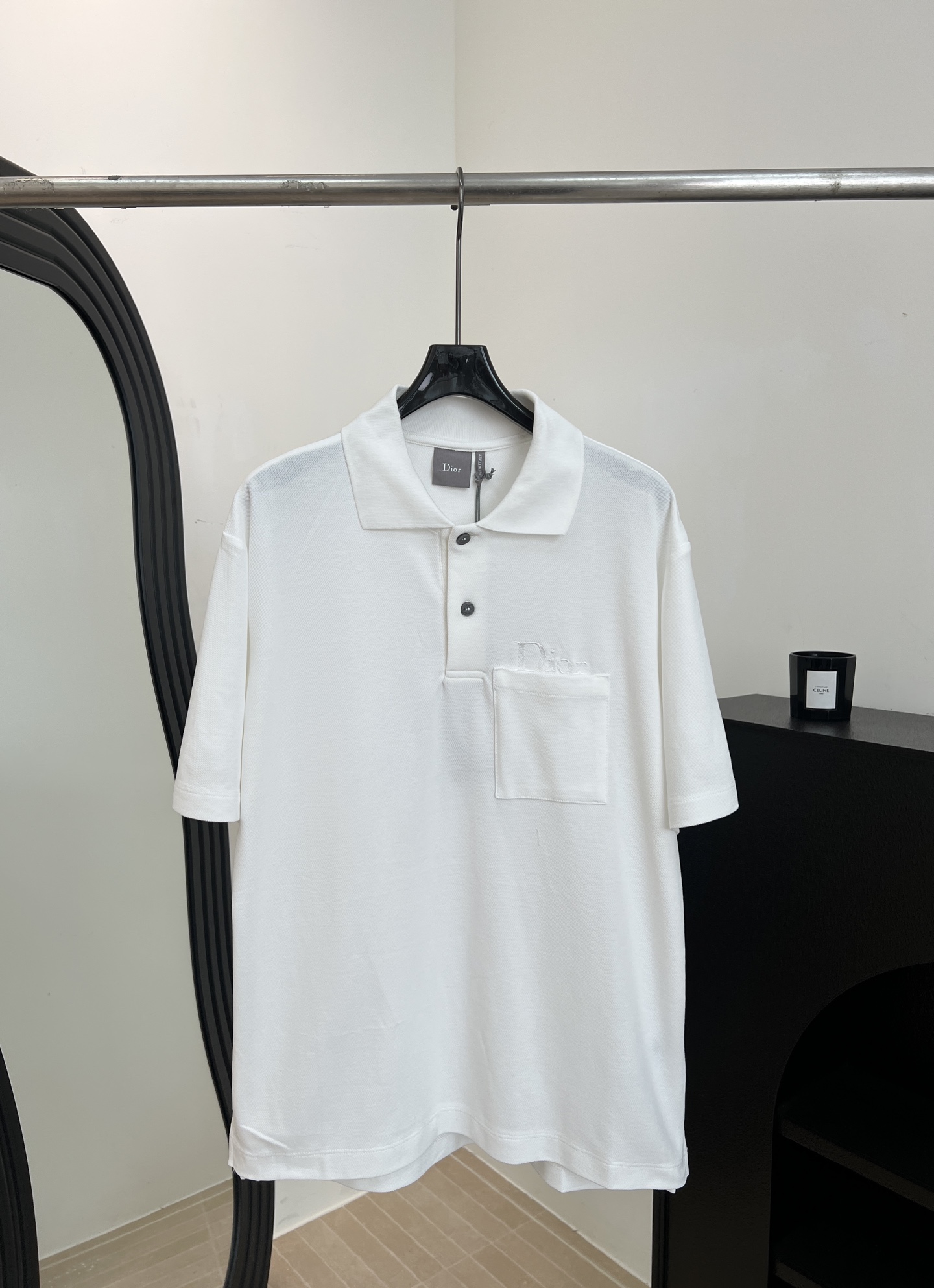 NO:739251,Dior spring and summer new style, lapel cotton short-sleeved polo shirt, cotton pique fabric, decorated with tone-on-tone Dior embroidery, part of the embroidery is cleverly covered by the chest patch pocket, button placket, chest patch pocket, ribbed Polo collar, straight fit, simple design, size S M L XL,, dior, T-shirt,19860909Dior 春夏新款 翻领棉质短袖polo衫 棉质珠地布面料、饰以同色调 Dior 刺绣、部分刺绣被胸前贴袋巧妙遮盖、纽扣门襟胸前贴袋罗纹 Polo 衣领、直筒版型 简单设计款式 码数S M L XL,,dior,T-shirt,,Women's clothing