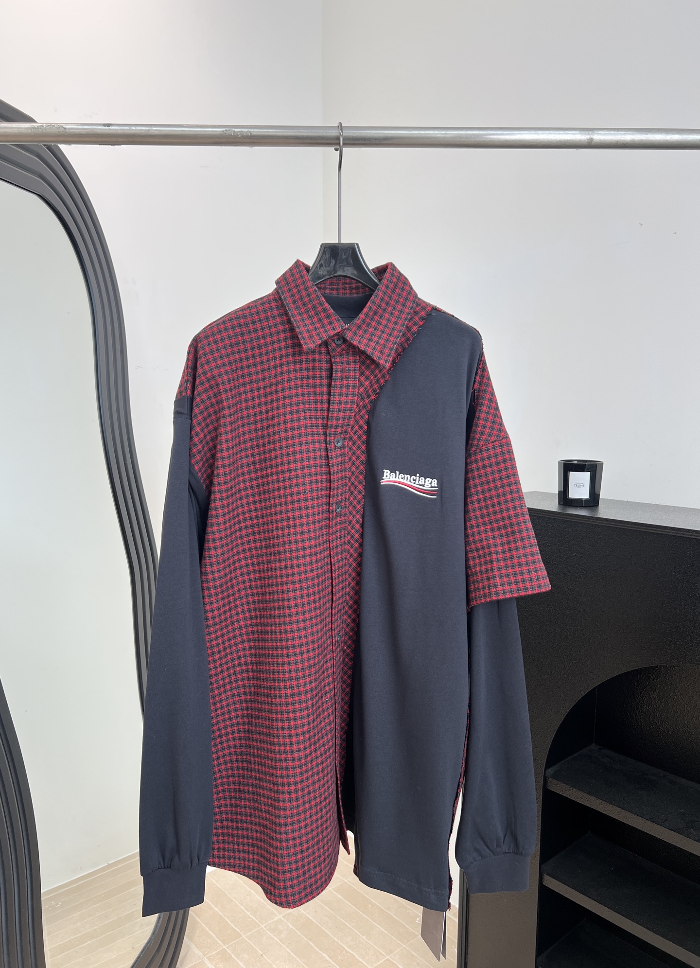 NO:739250,Balenciaga spring and summer new style, spliced ​​style lapel long-sleeved shirt, customized red and black small plaid woolen fabric, spliced ​​cotton sleeves and front, classic brand small logo embroidery, engraved button placket, loose fit, size S M L XL,,balenciaga,19860909Balenciaga 春夏新款 拼接款式翻领长袖衬衣、订制红黑小格纹毛呢面料、拼接棉质衣袖和正面、经典品牌小logo刺绣、刻字纽扣开合门襟、宽松版型 码数S M L XL,,balenciaga,,Women's clothing