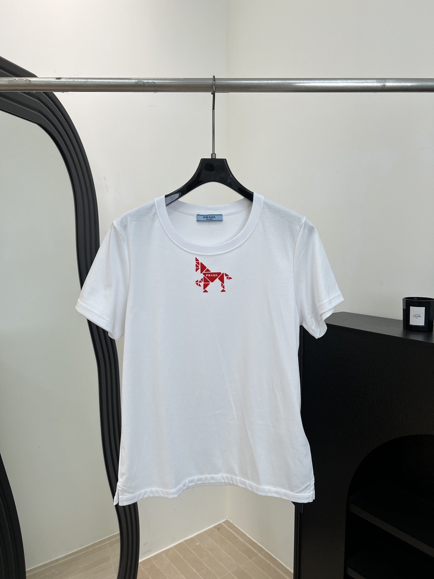 NO:739238,Prada spring and summer new style mercerized double-sided short-sleeved T-shirt, T-shirt made of 60-count mercerized double-sided fabric, triangular red horse on the front left chest, flocked printing, protruding prada galloping, casual version, details with chip, counter handbag size SMLXL,, prada, T-shirt, tees, t-shirt,19860909Prada 春夏新款 丝光双面短袖T恤、T恤采用60支丝光双面面料、前左胸三角赤马、采用植绒印花、凸出prada策马奔腾、休闲版型 细节带芯片、专柜手提袋  码数SMLXL,,prada,T-shirt,tees，t-shirt,,Women's clothing