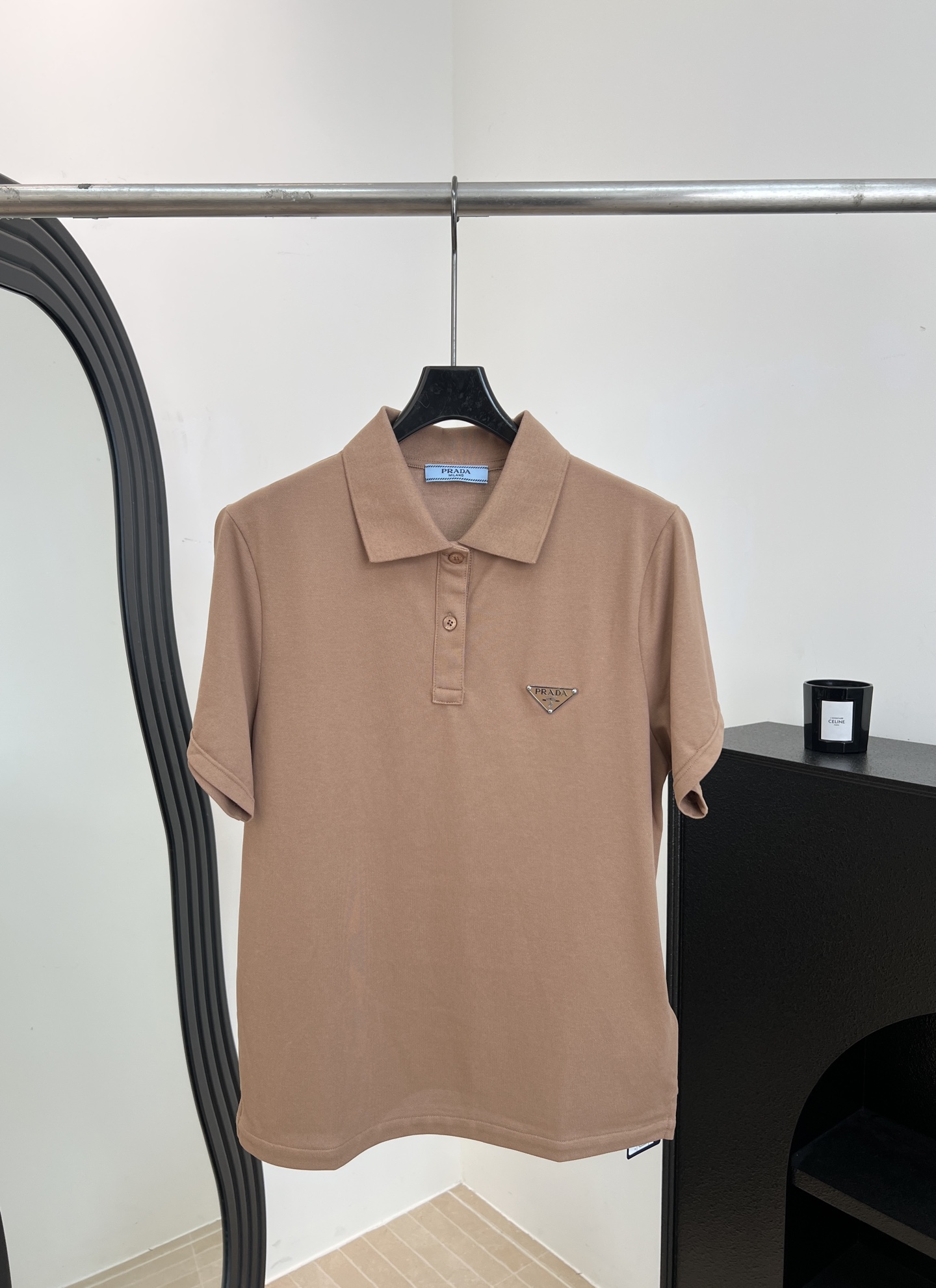 NO:739236,Prada's new spring and summer style short-sleeved shirt with enamel triangular metal logo, classic lapel + three-button design, soft imported mercerized pearl cotton, triangular logo on the chest to low-key highlight the brand, casual fit, size S M L XL,, prada, shirts, T-shirt,19860909Prada 春夏新款 涂珐琅三角形金属徽标短袖衬衫、经典翻领+三颗纽扣设计、进口丝光珠地棉柔软、胸前三角Logo低调彰显品牌、休闲版型 码数S M L XL,,prada,shirts,T-shirt,,Women's clothing